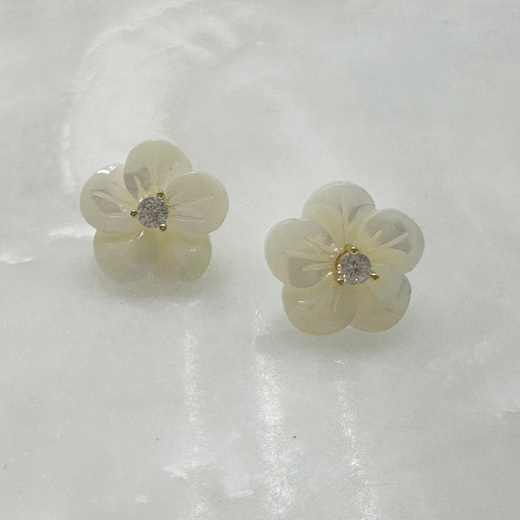 Aretes de Flor de Madre Perla y Plata Dorada 109-AR-L13A00
