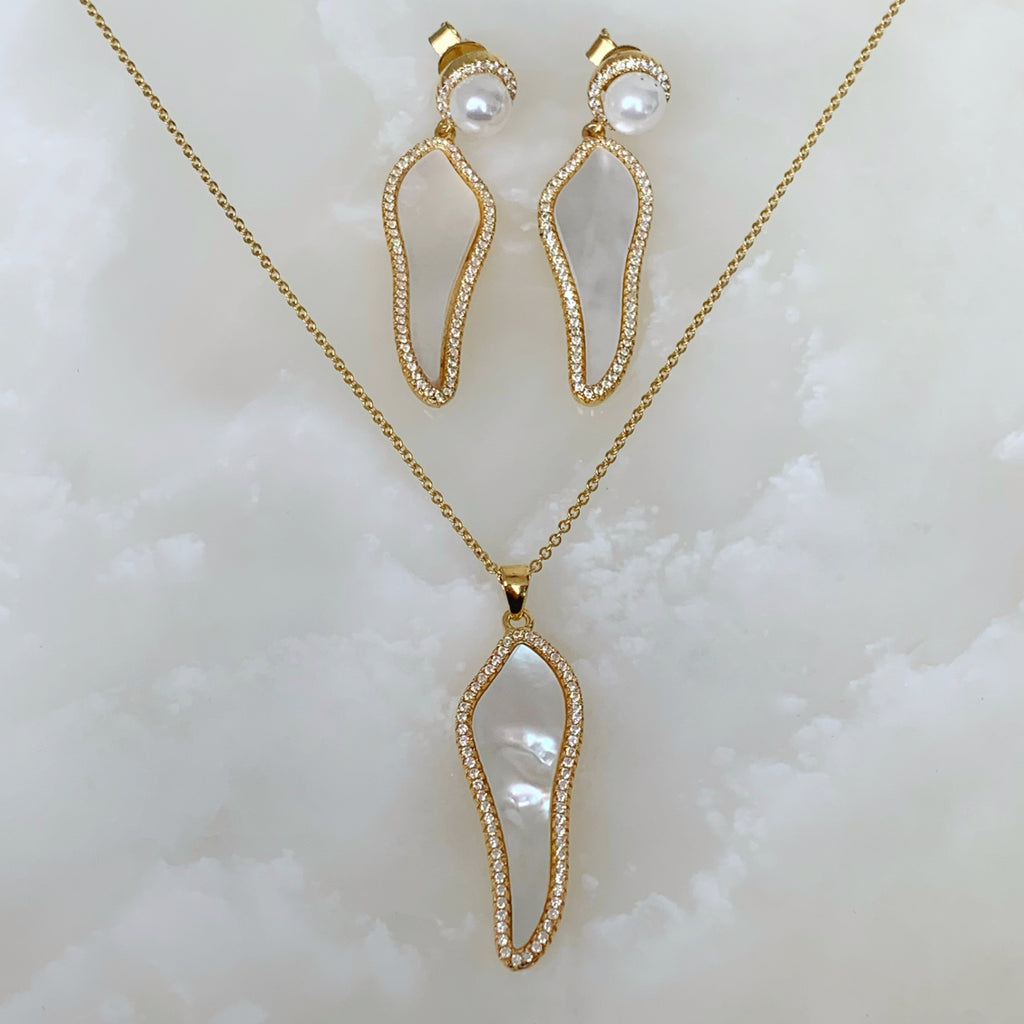 Divino Juego de Cadena con Dije y Aretes en Madre Perla y Plata Dorada 64-CD-AR-L27A50-L19A00
