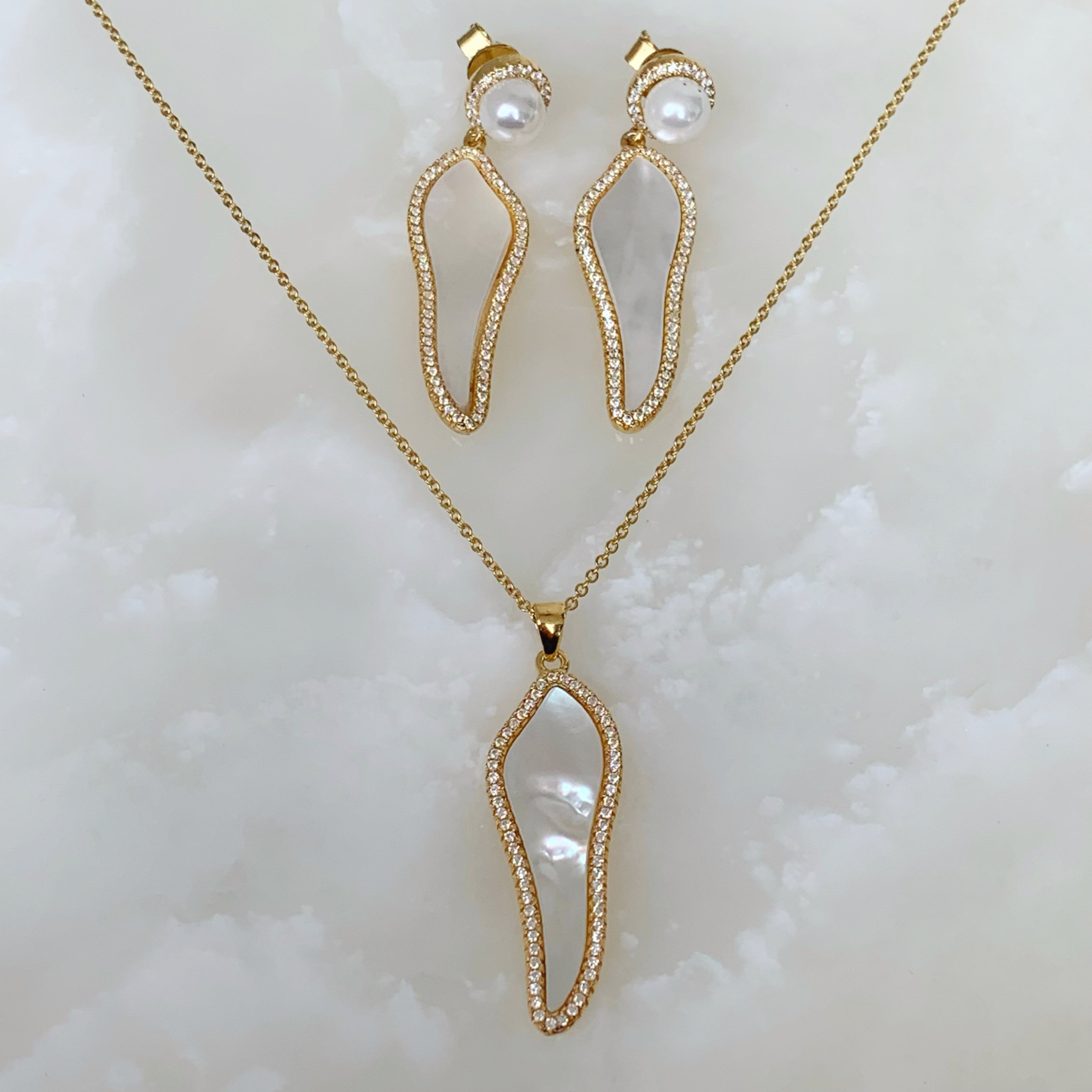 Divino Juego de Cadena con Dije y Aretes en Madre Perla y Plata Dorada 64-CD-AR-L27A50-L19A00