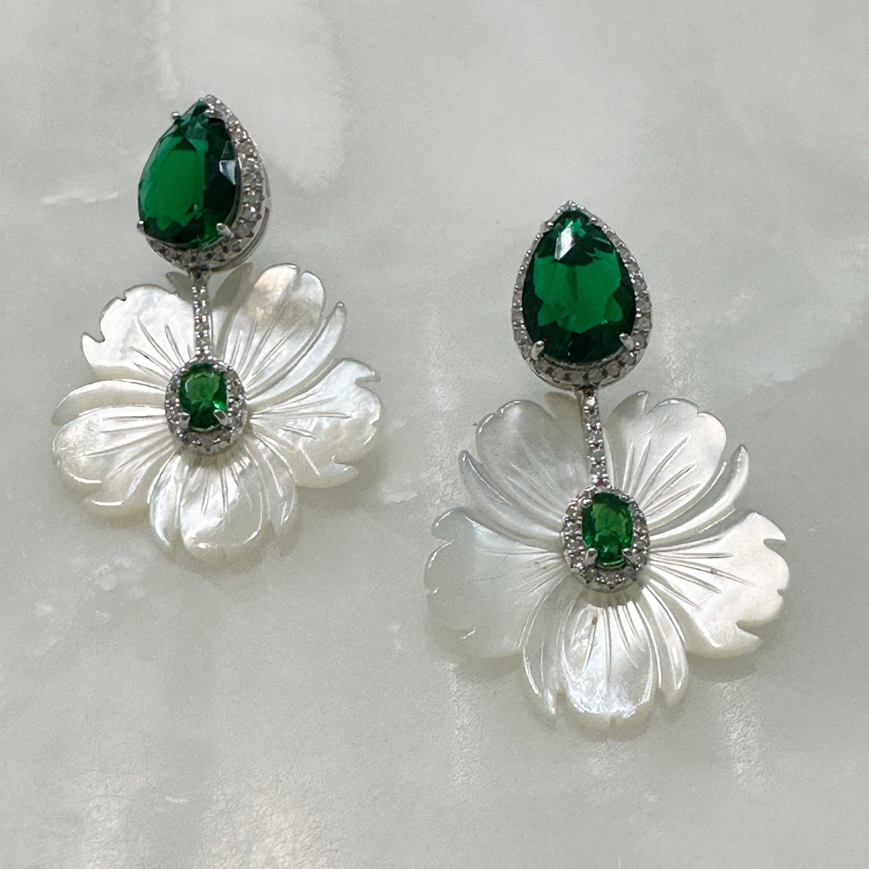 Aretes Colgantes de Flores en Madre Perla y Plata 112-AR-L40A00