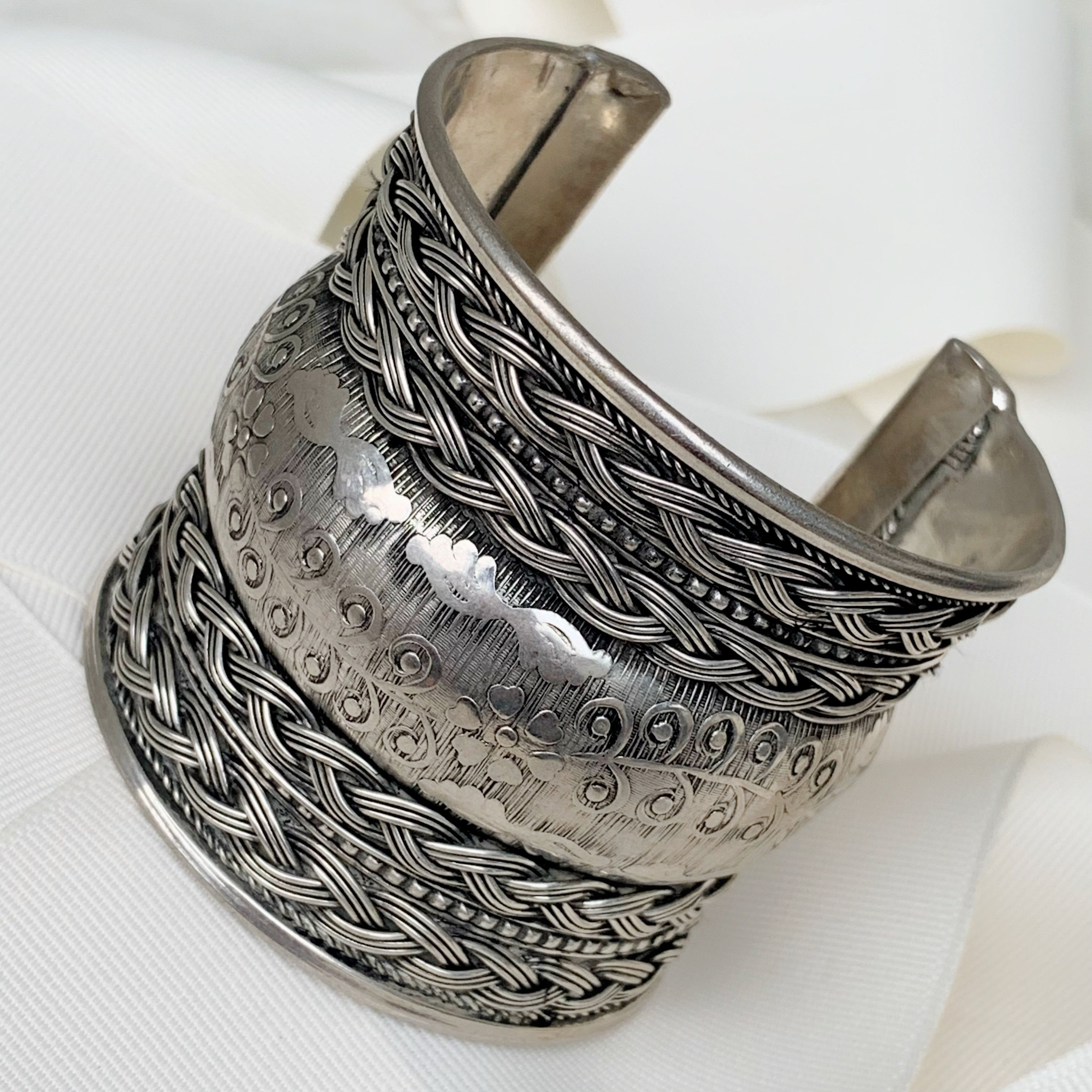 Hermoso Brazalete de Nepal en Brass 02-BNB-L8A00