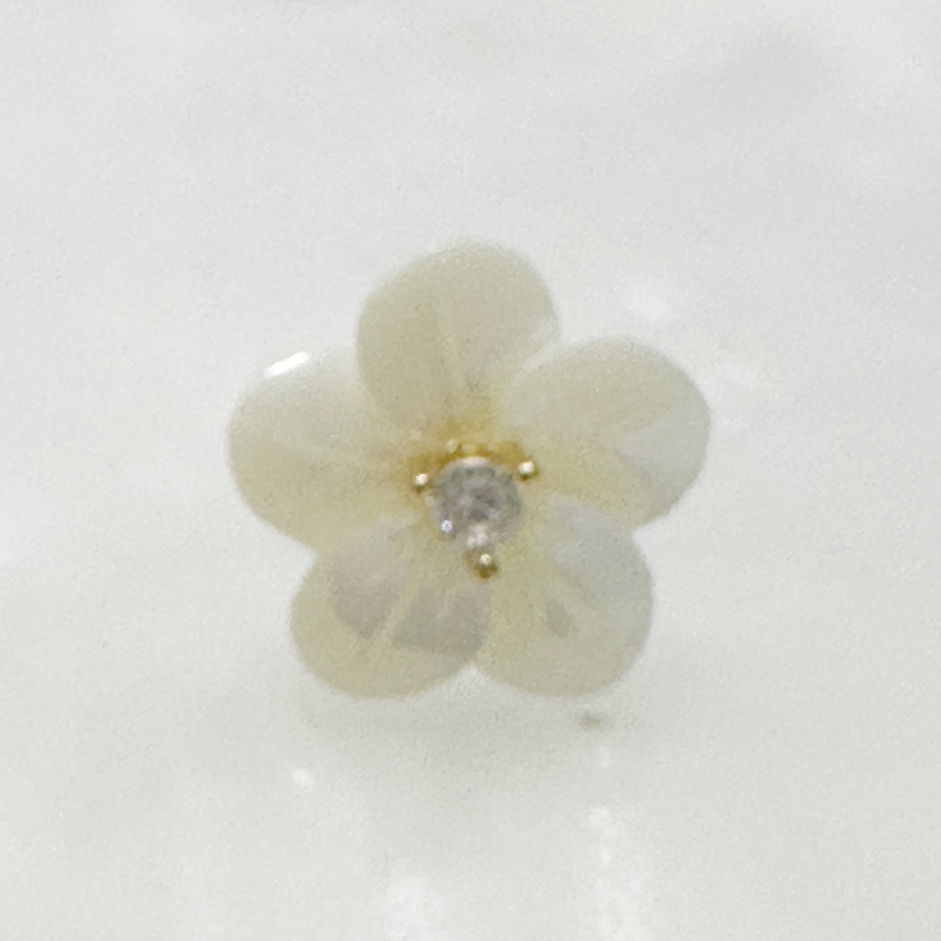 Aretes de Flor en Madre Perla y Plata Dorada 108-AR-L12A00