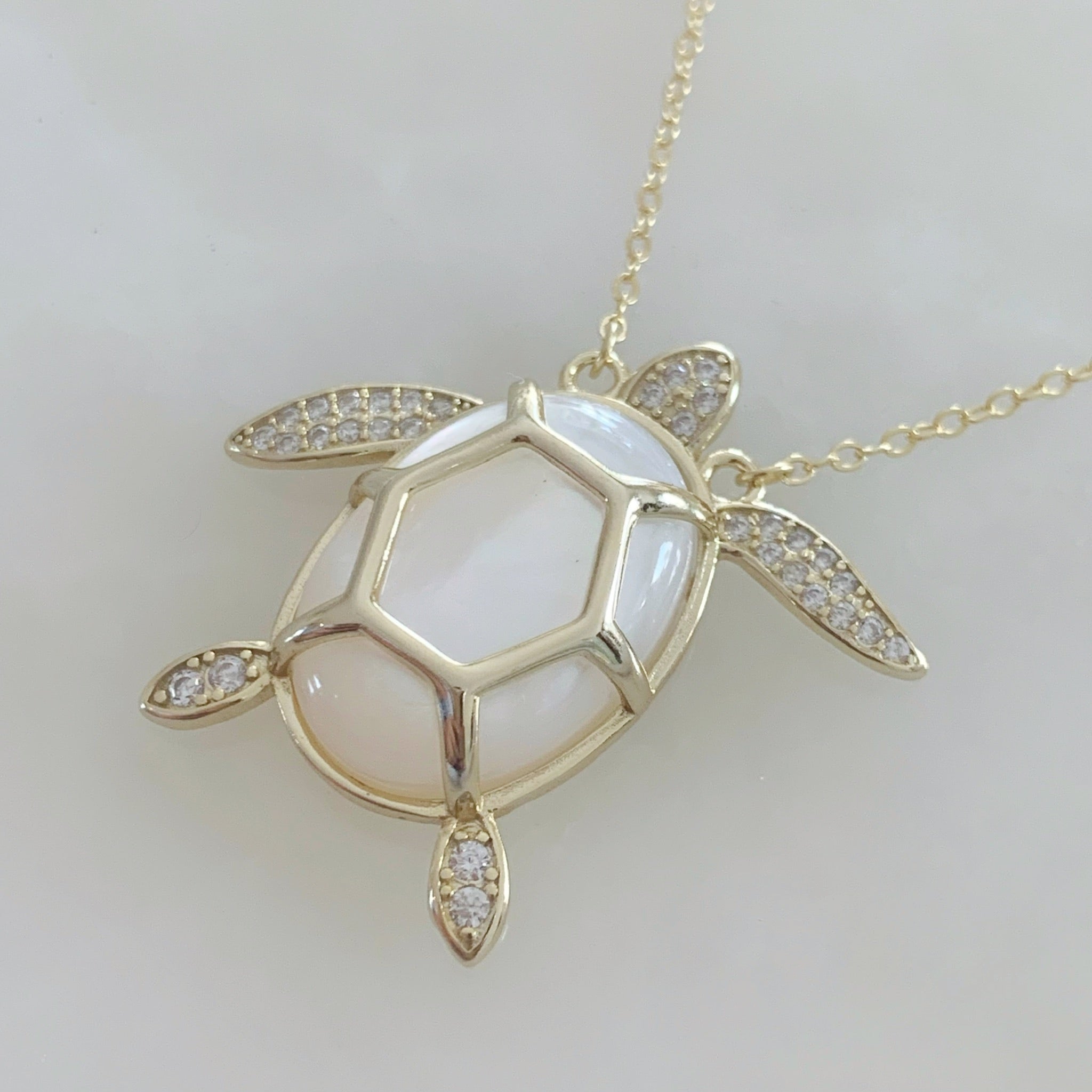 Cadena con Dije de Tortuga en Madre Perla y Plata Dorada con circonias 38-PCE-L20A50