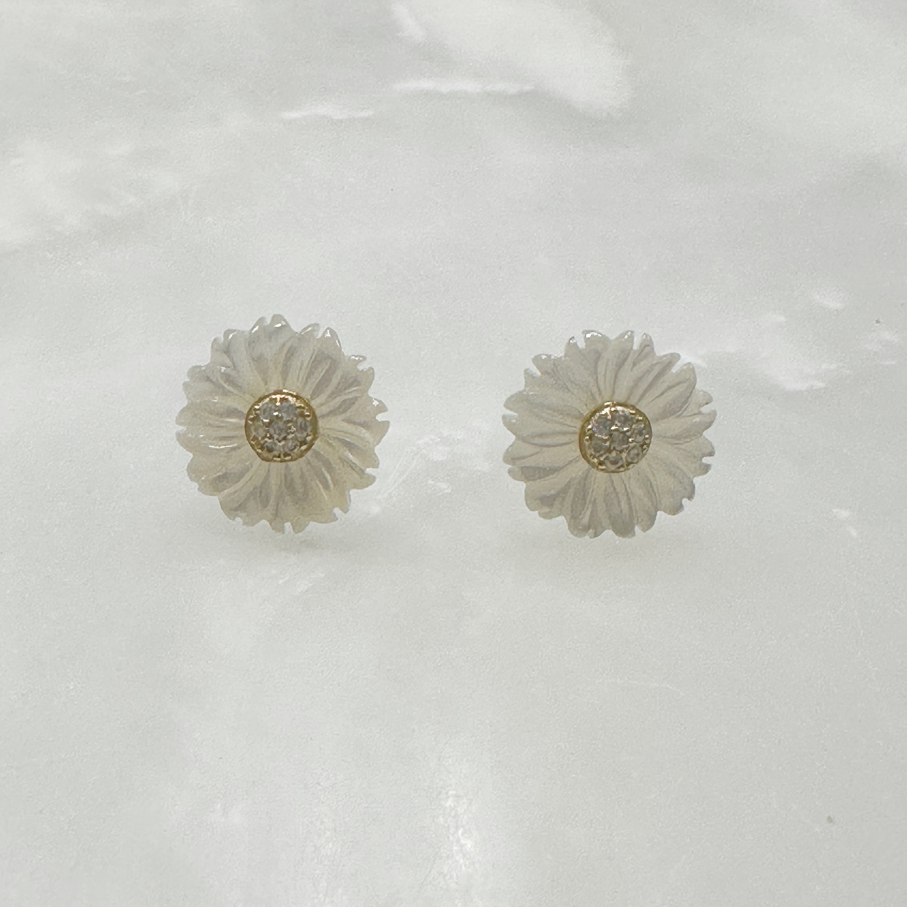Aretes de Flor de Madre Perla y Plata Dorada 116-AR-L9A00