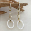 Hermosos Aretes largos en Madre Perla y Plata Dorada Modelo 58-AR-L31A25
