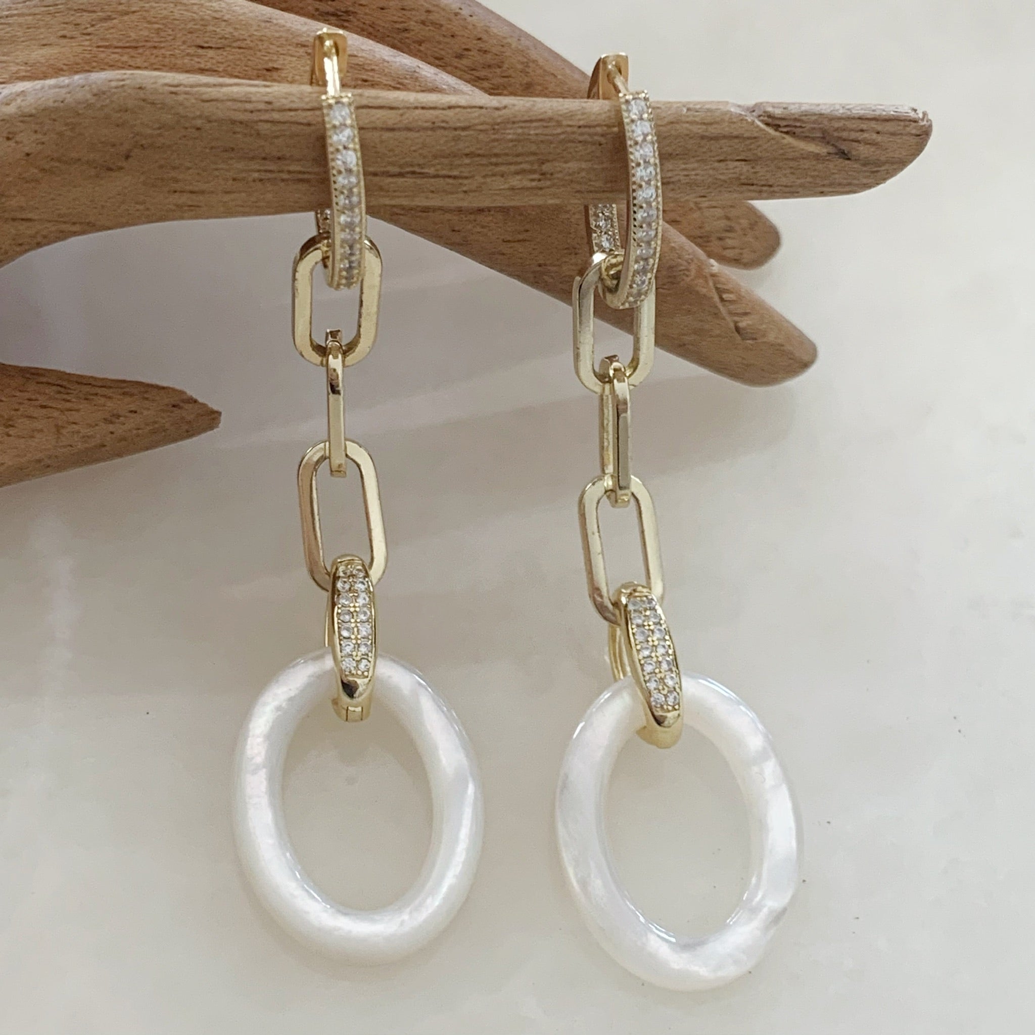 Hermosos Aretes largos en Madre Perla y Plata Dorada Modelo 58-AR-L31A25