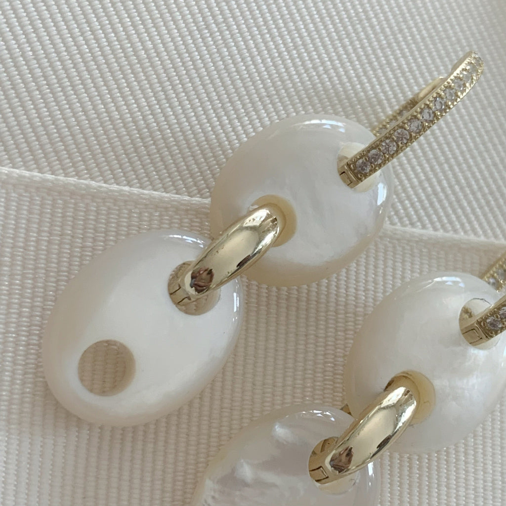 Elegantes Aretes Colgantes en Madre Perla y Plata Dorada con Circonias Modelo 64-AR-L37A25