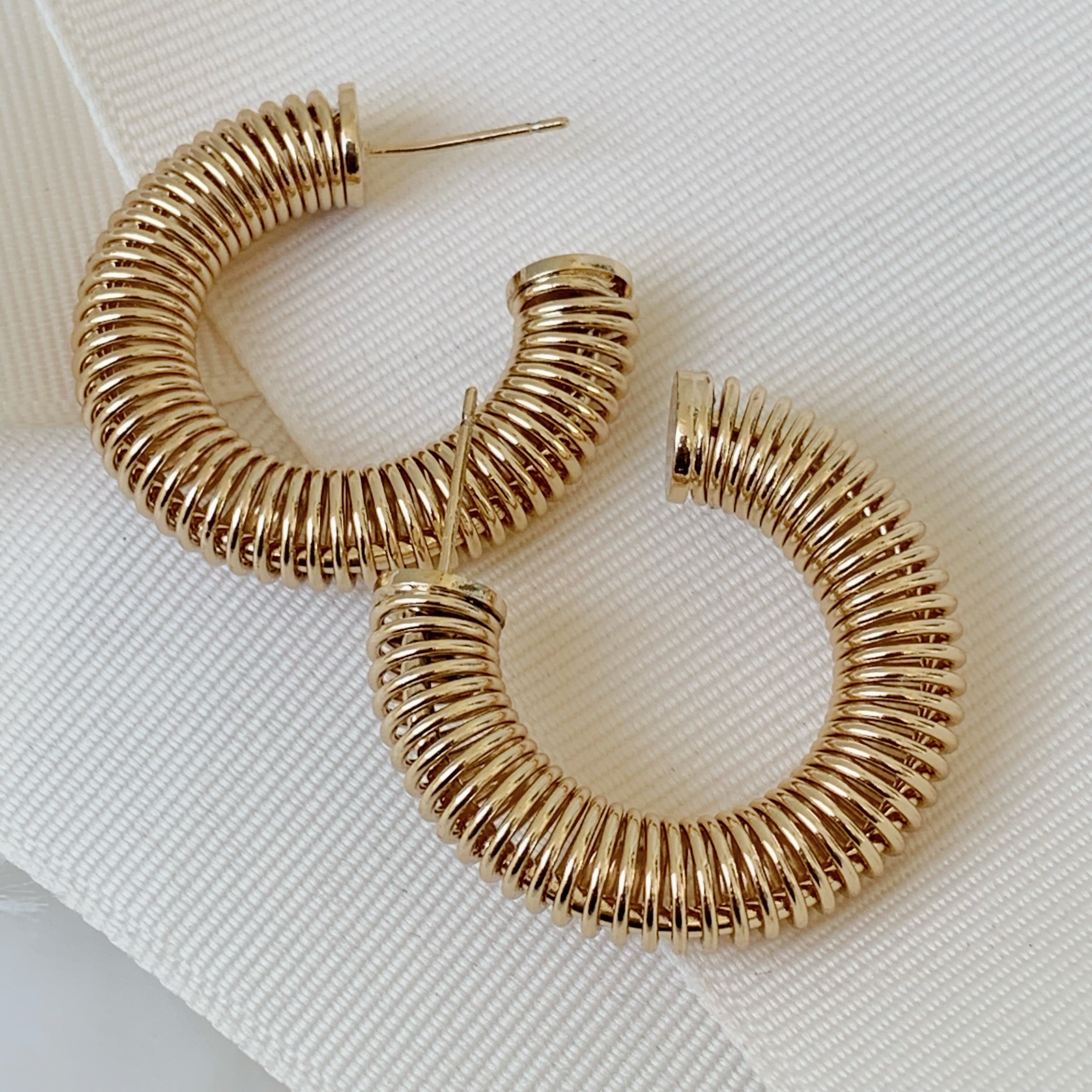 Brilla con Estilo Hoops Earrings en Oro Laminado 19-ARL-165