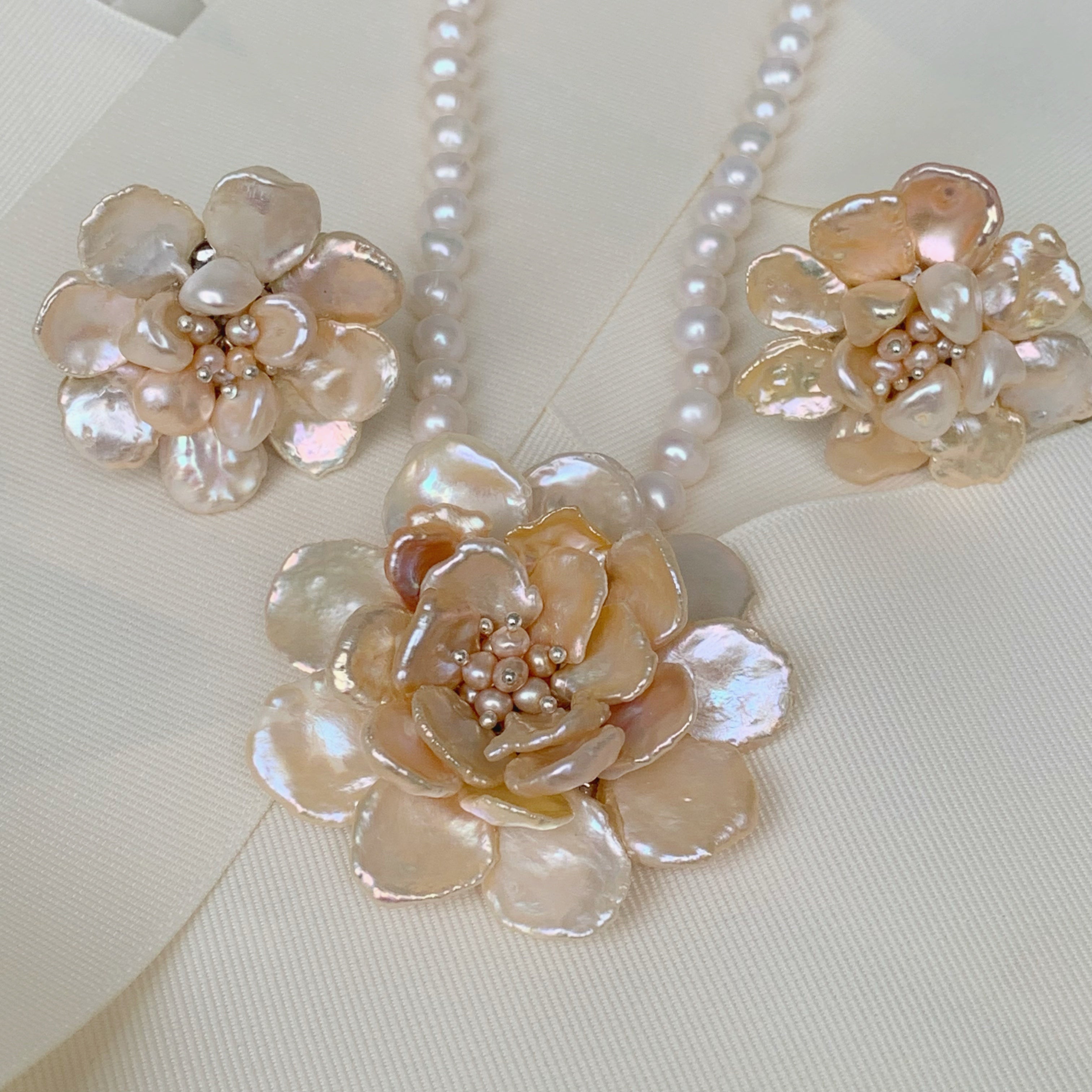 Elegante Juego de Collar con Dije-Prendedor y Aretes en Perla Keshi y Sterling Silver 54-CLL- L190A00