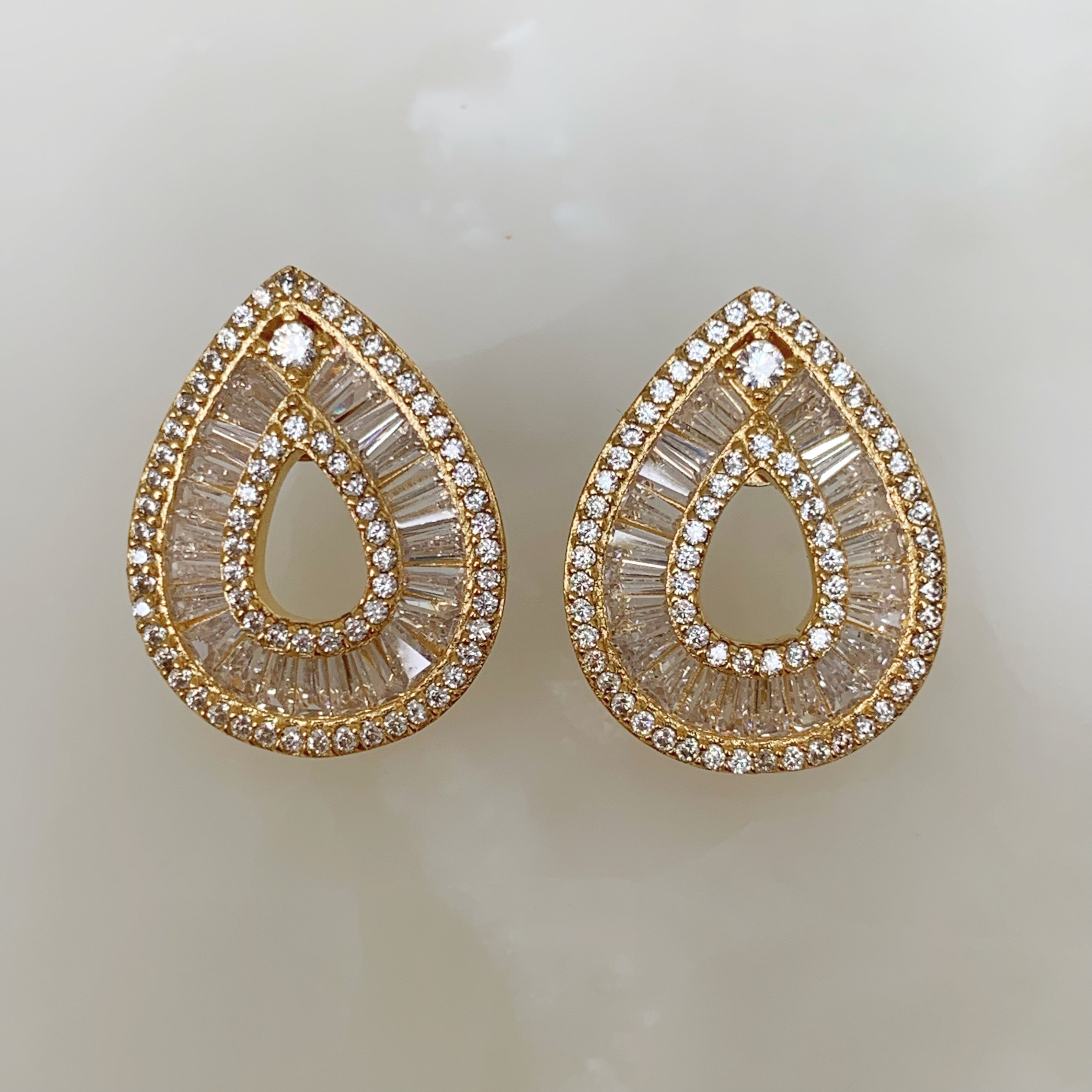 Exquisito Juego de Cadena con Dije y Aretes en Plata Dorada 63-CD-AR-L27A25-L17A75