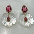 Aretes Colgantes de Flores en Madre Perla y Plata Dorada 111-AR-L40A00