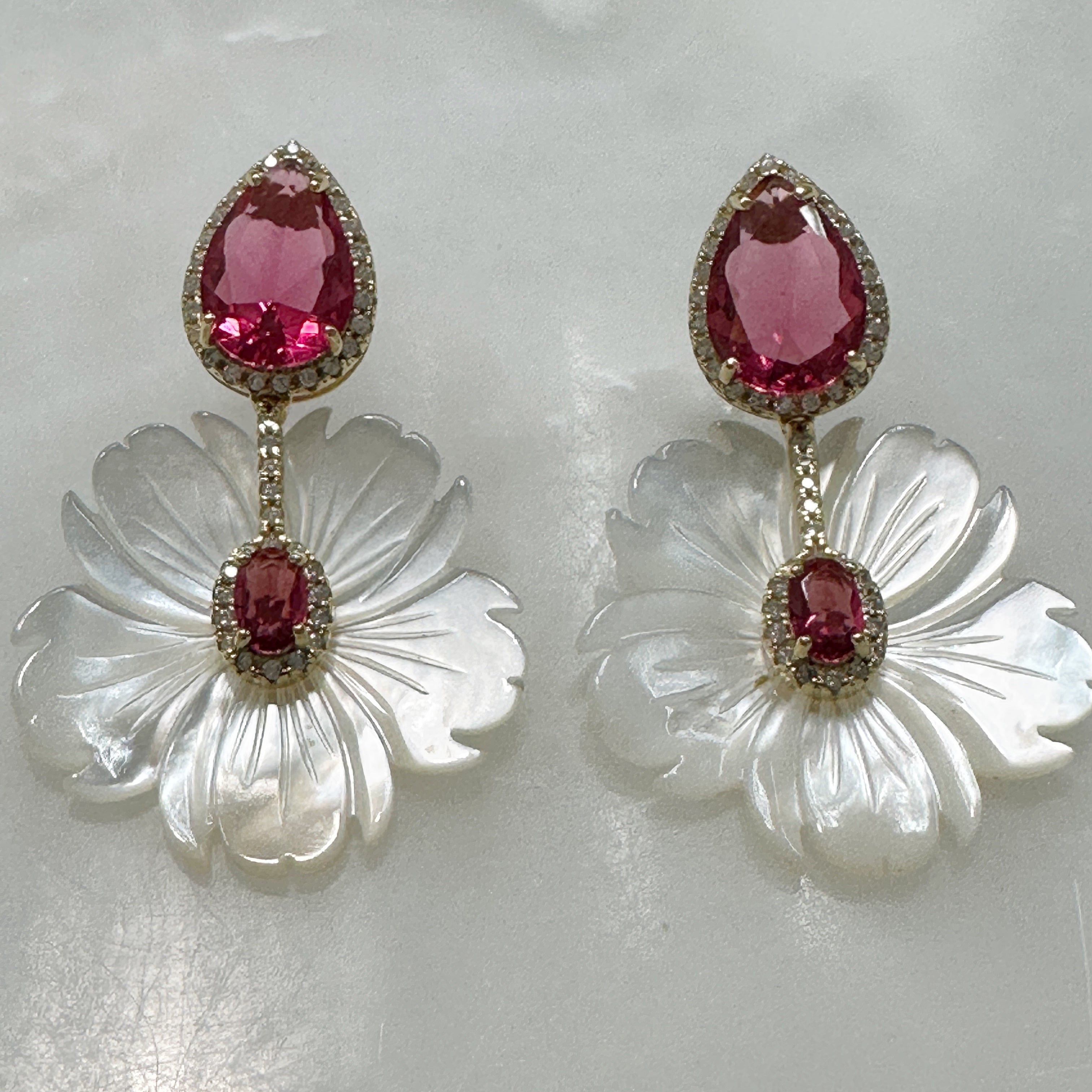 Aretes Colgantes de Flores en Madre Perla y Plata Dorada 111-AR-L40A00