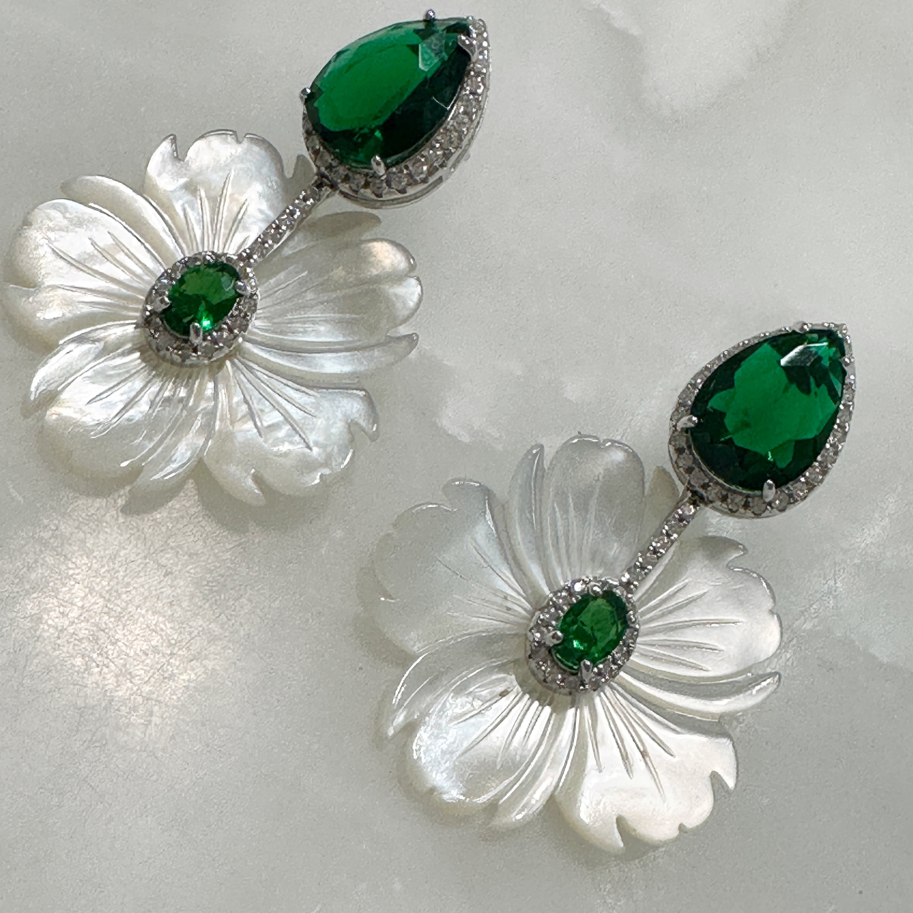 Aretes Colgantes de Flores en Madre Perla y Plata 112-AR-L40A00