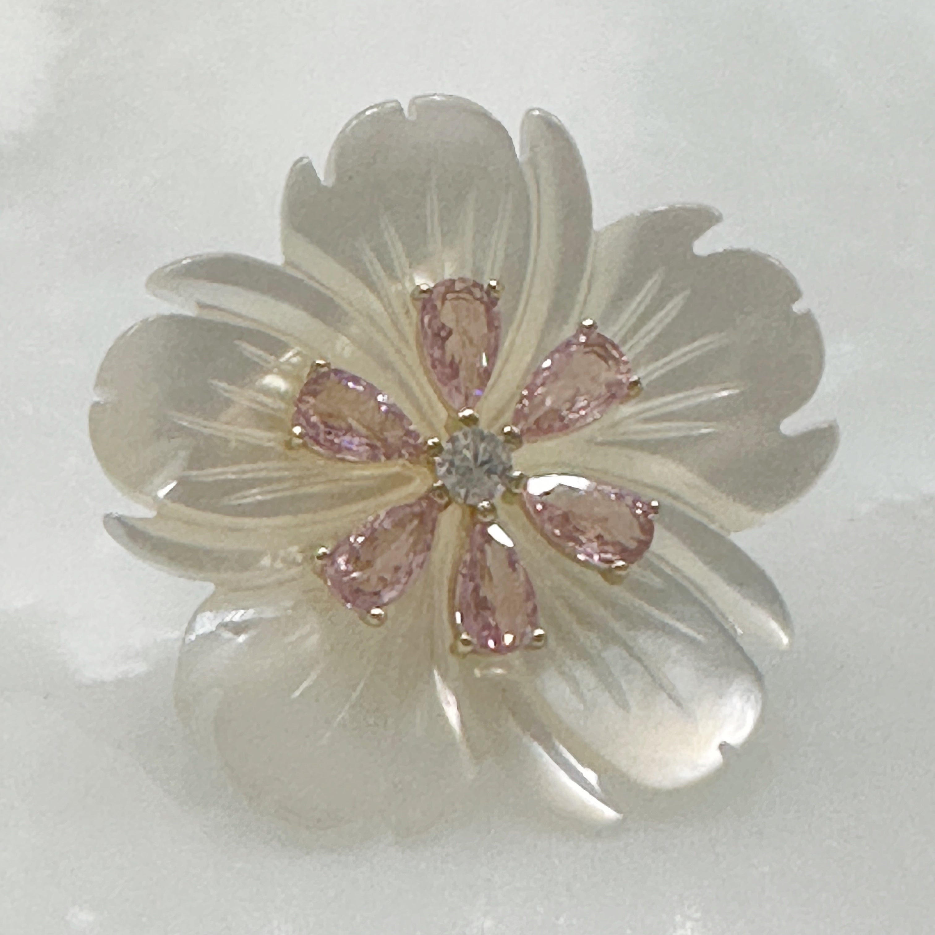 Aretes de Flor de Madre Perla y Plata Dorada 115-AR-L26A50