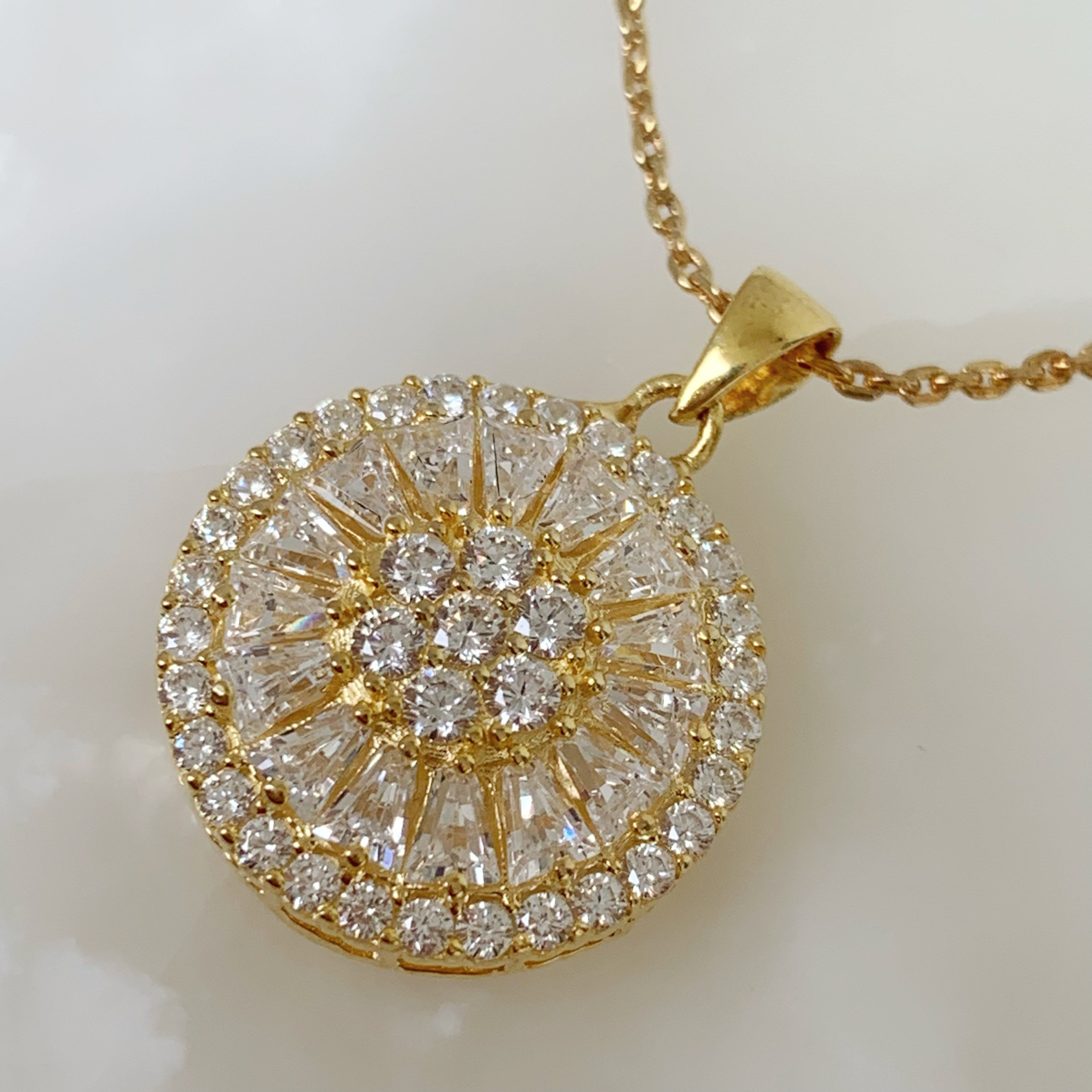 Juego de Cadena con Dije y Aretes en Plata Dorada 57-CD-AR-L32-L47A75