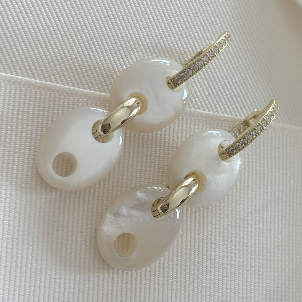 Elegantes Aretes Colgantes en Madre Perla y Plata Dorada con Circonias Modelo 64-AR-L37A25