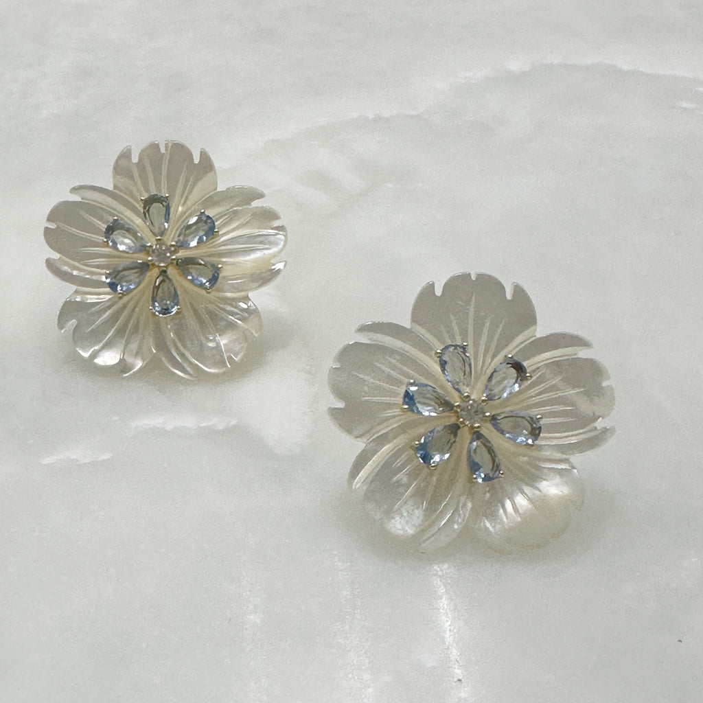 Aretes de Flor de Madre Perla y Plata Dorada 114-AR-L26A50