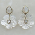 Aretes de Flor en Madre Perla y Plata Dorada Modelo 50-AR-L29A25