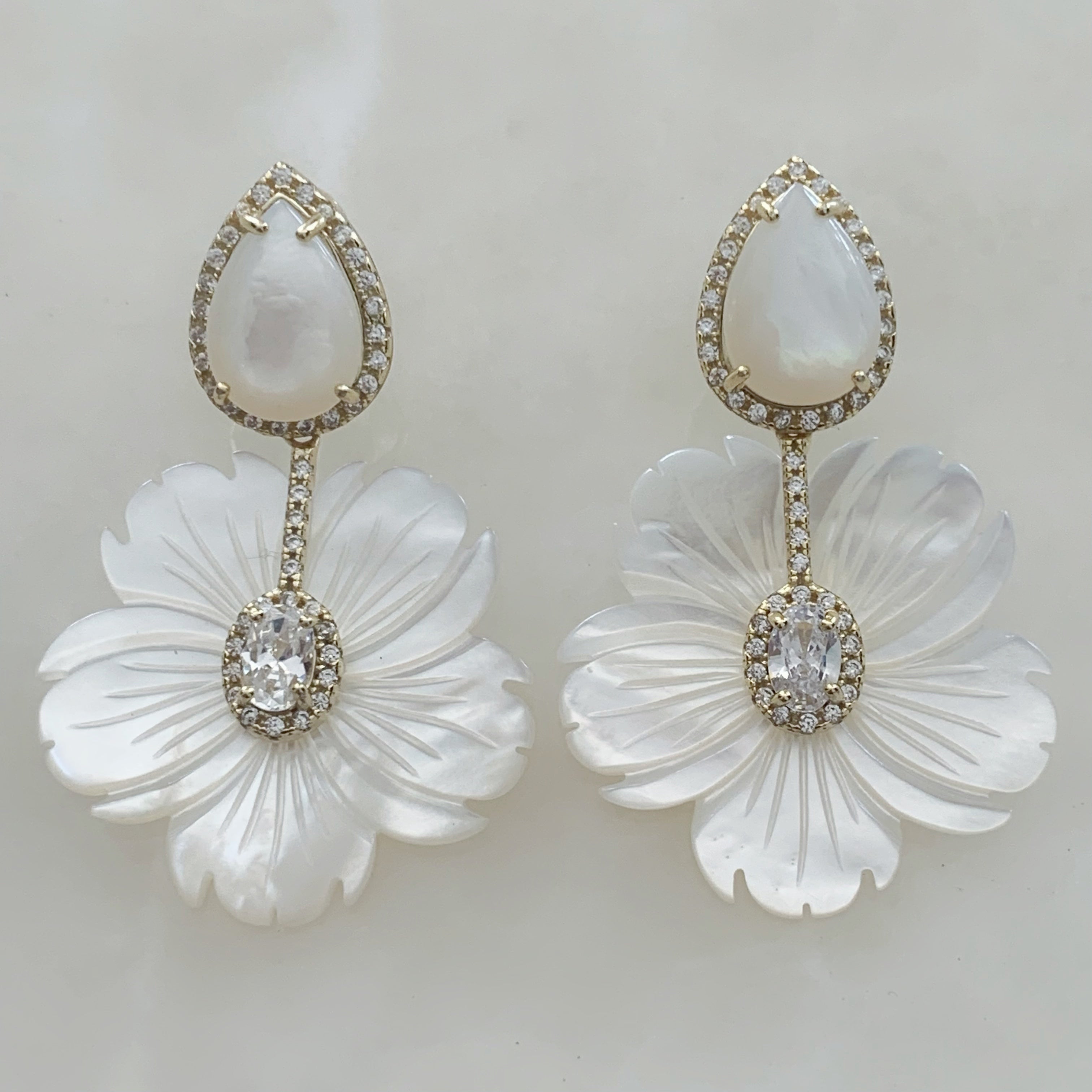 Aretes de Flor en Madre Perla y Plata Dorada Modelo 50-AR-L29A25