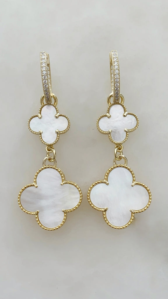 Elegantes Aretes Trébol de cuatro hojas en Madre Perla y Plata Dorada Modelo 74-AR-L43A25