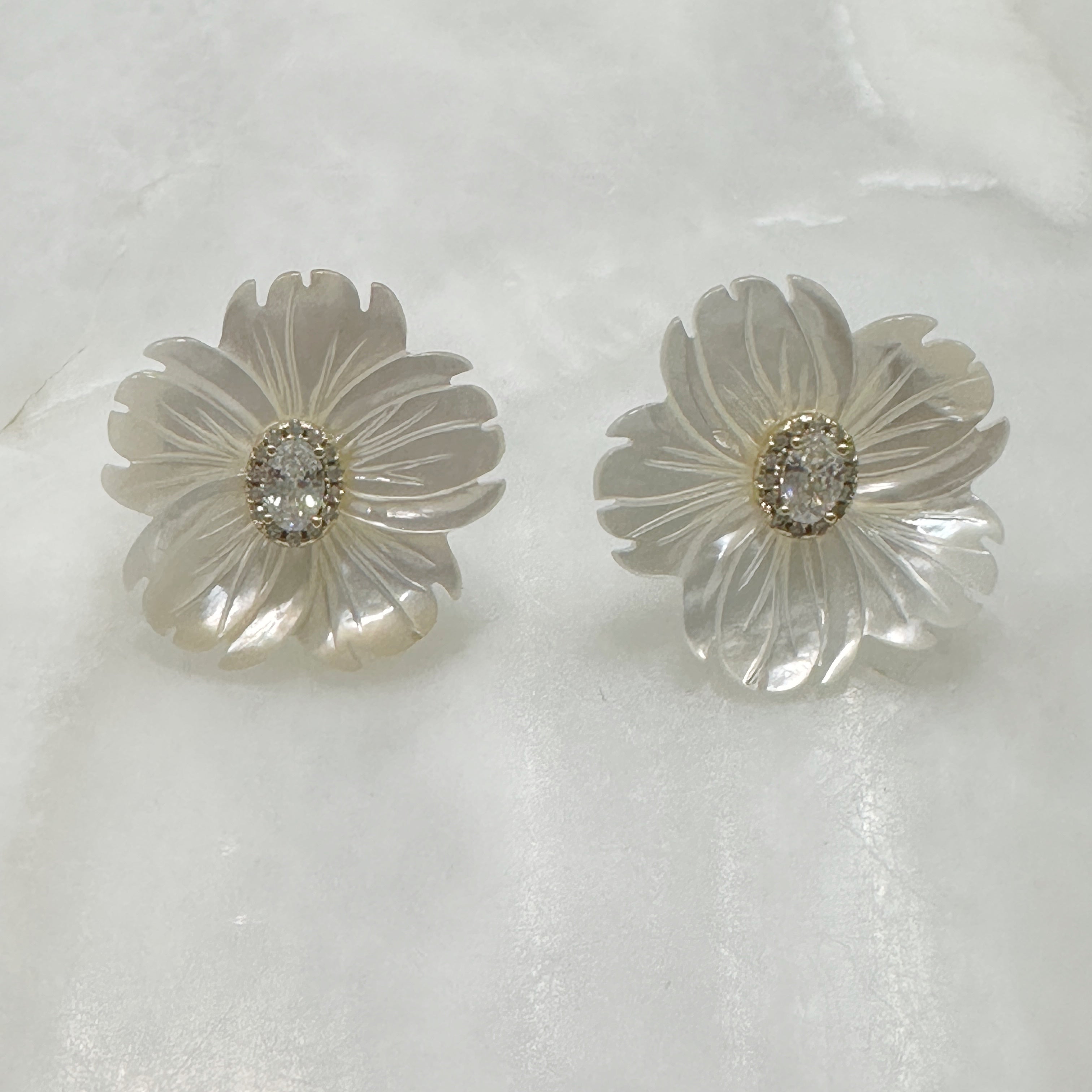 Exclusivo Juego de Cadena con Dije y Aretes en Plata Dorada 77-CD-AR-L17A50-L21A50