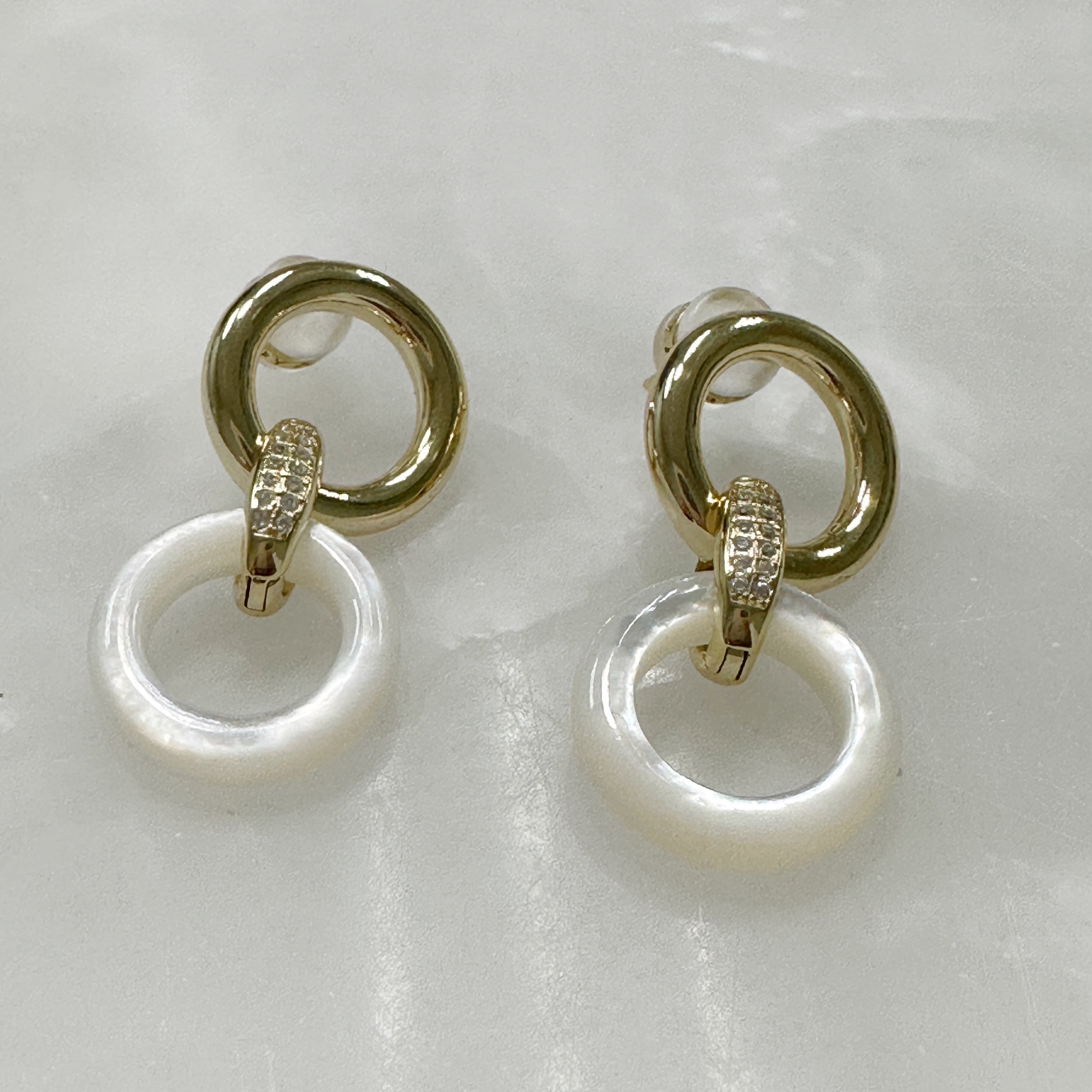 Aretes Colgantes en Madre Perla y Plata Dorada 102-AR-L40A00