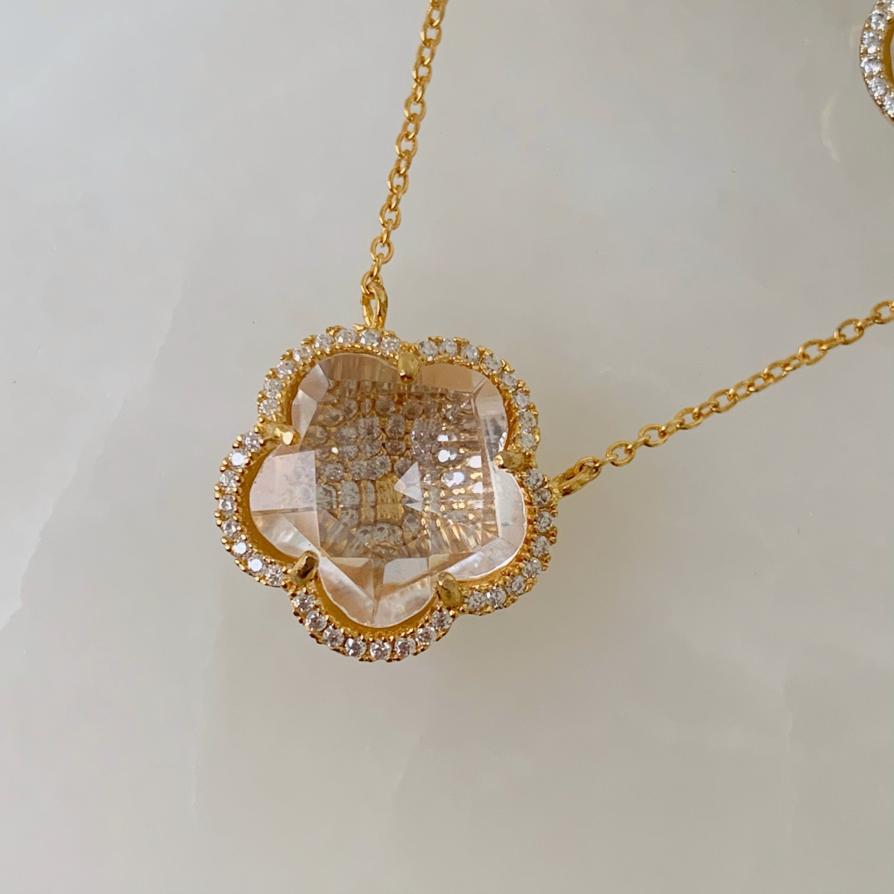 Juego de Cadena con Dije y Aretes en Plata Dorada 58-CD-AR-L27-L44A75