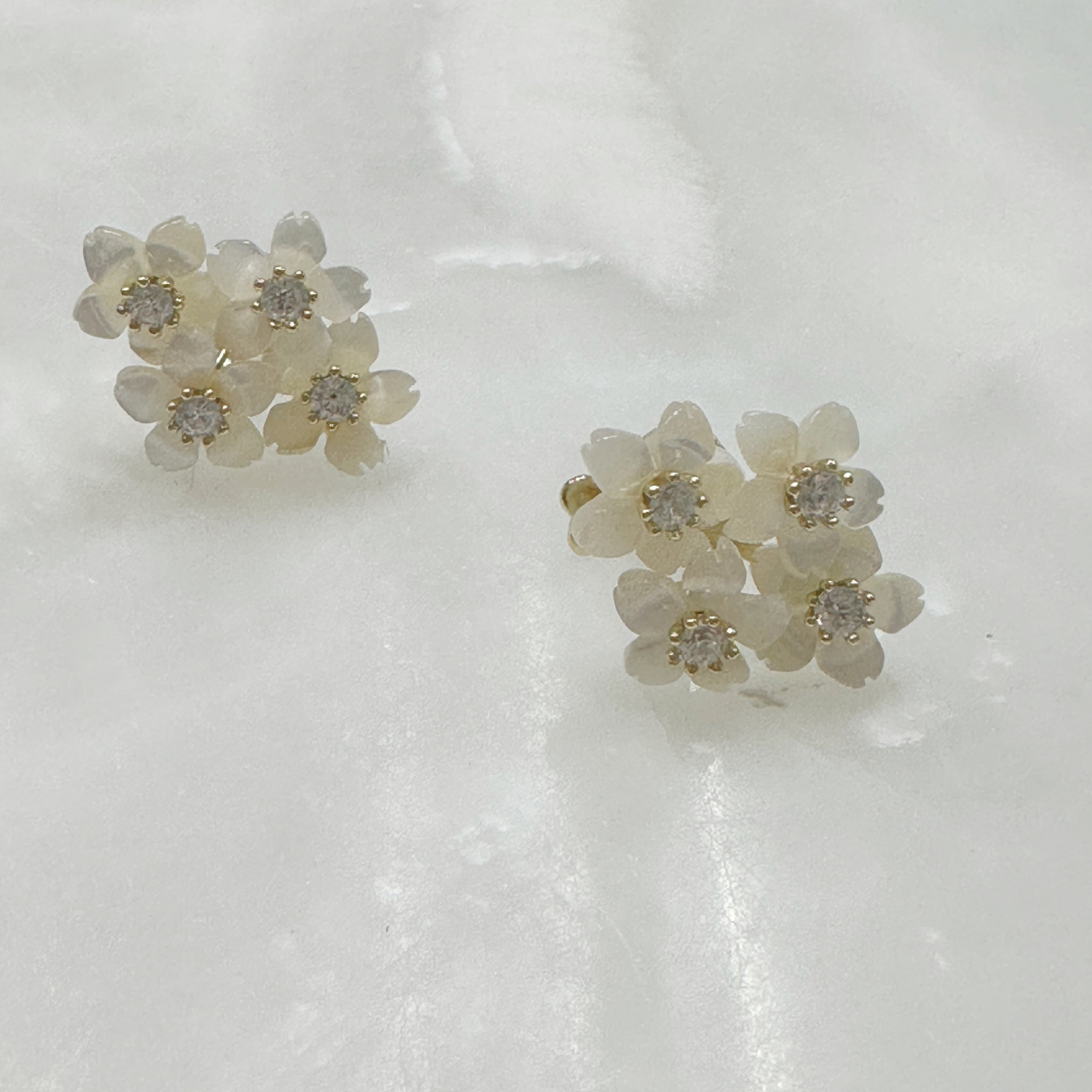 Exclusivo Juego de Cadena con Dije y Aretes en Plata Dorada 74-CD-AR-L18A50-L20A50