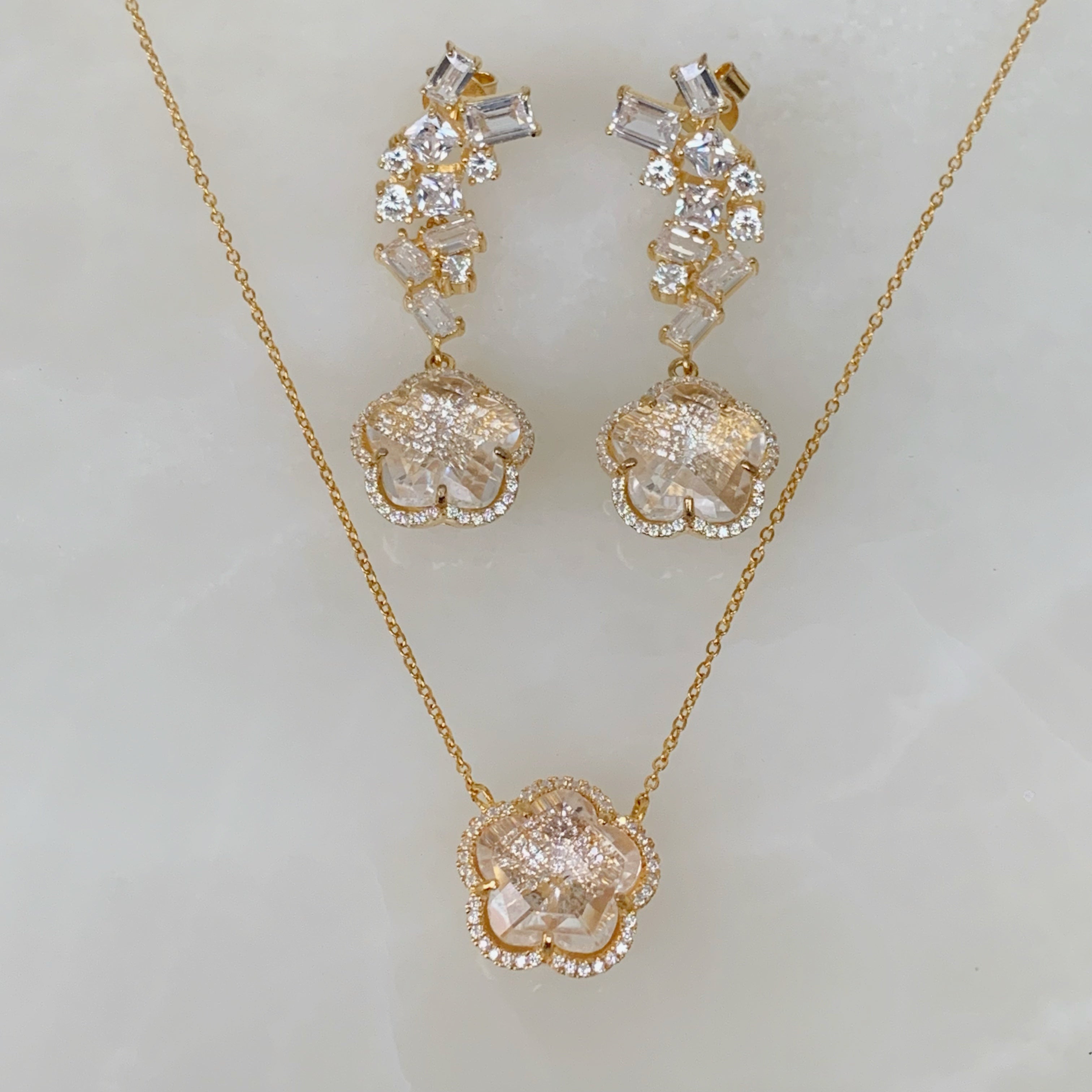 Juego de Cadena con Dije y Aretes en Plata Dorada 58-CD-AR-L27-L44A75