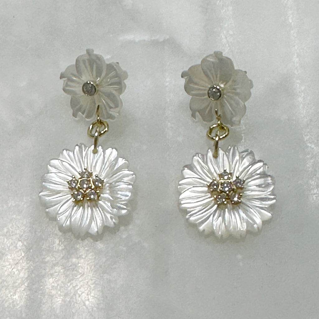 Aretes Colgantes de Flores en Madre Perla y Plata Dorada 107-AR-L27A50