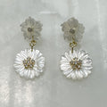 Aretes Colgantes de Flores en Madre Perla y Plata Dorada 107-AR-L27A50