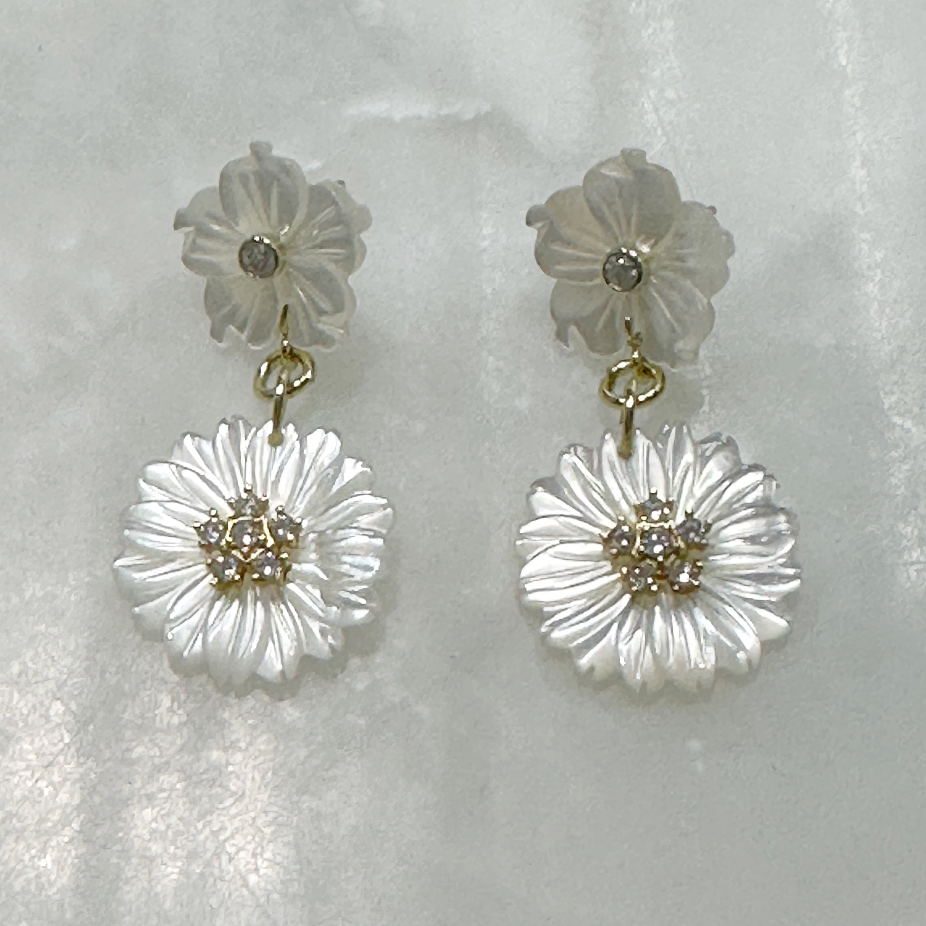 Aretes Colgantes de Flores en Madre Perla y Plata Dorada 107-AR-L27A50