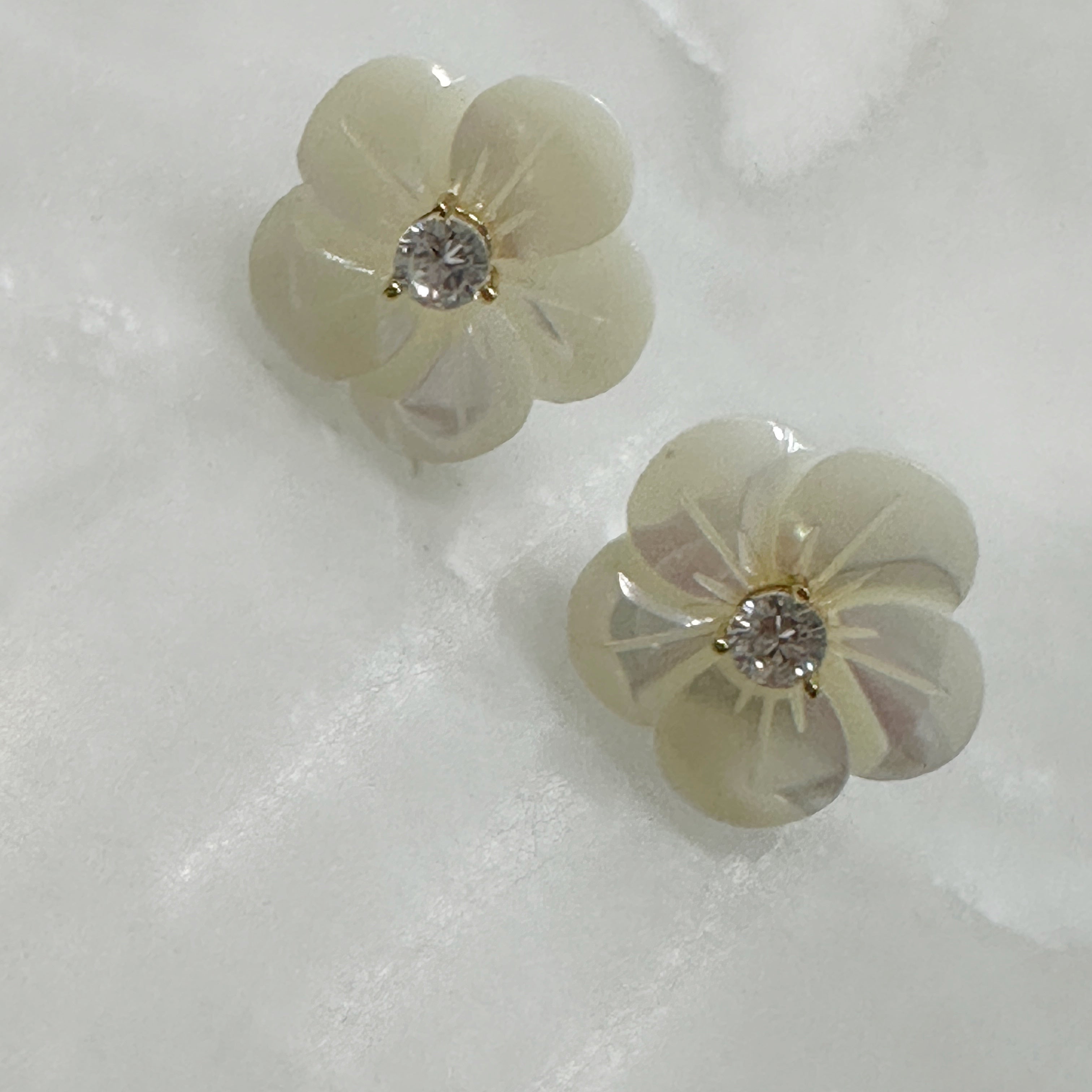 Aretes de Flor en Madre Perla y Plata Dorada 110-AR-L15A50