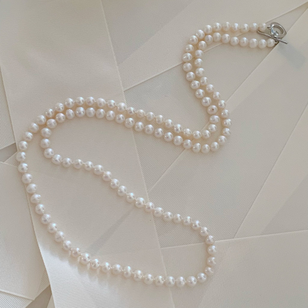 Majestuoso Collar Largo de Perlas Cultivadas Blancas con Lindo Broche de Rodio Modelo 41-CLL-L13