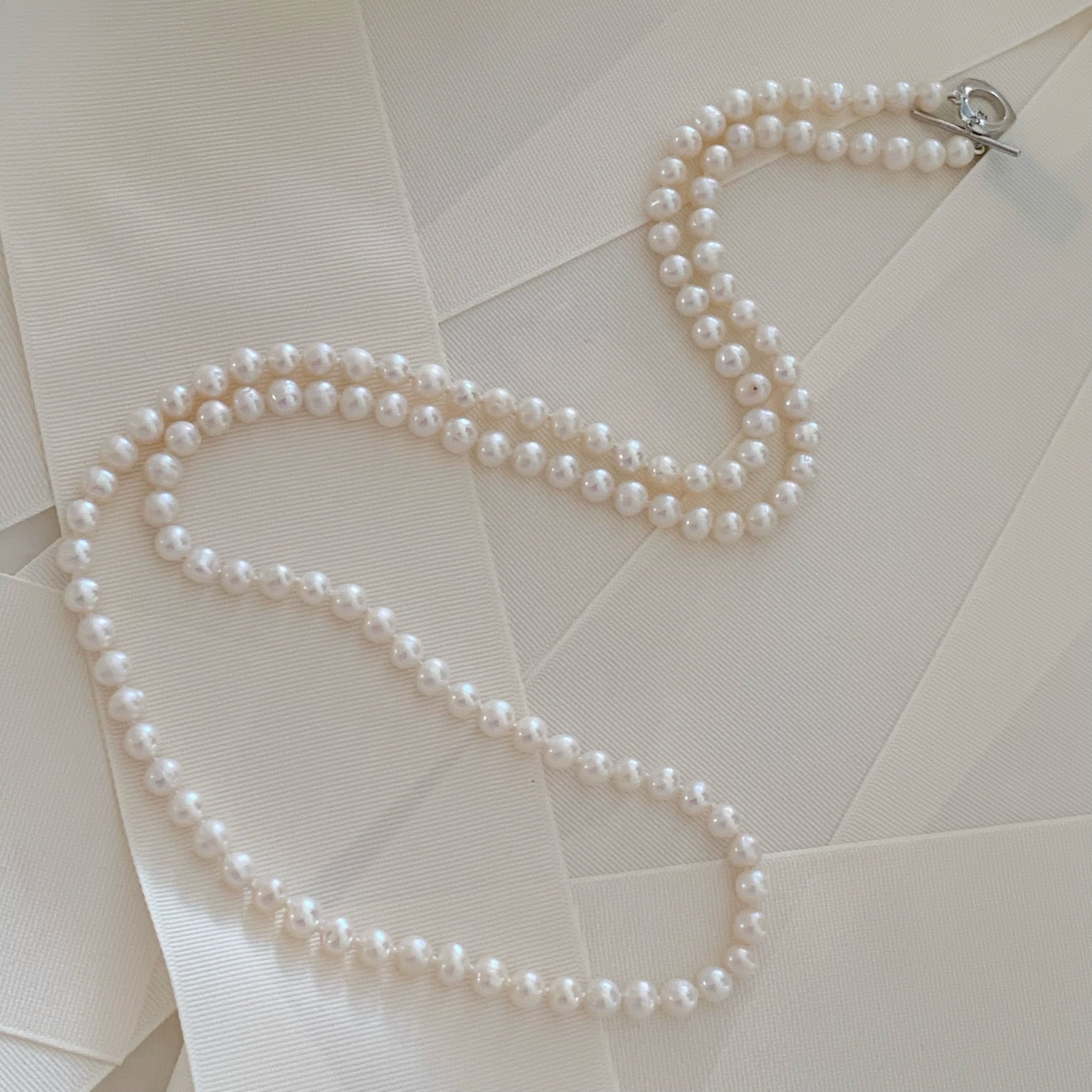 Majestuoso Collar Largo de Perlas Cultivadas Blancas con Lindo Broche de Rodio Modelo 41-CLL-L13