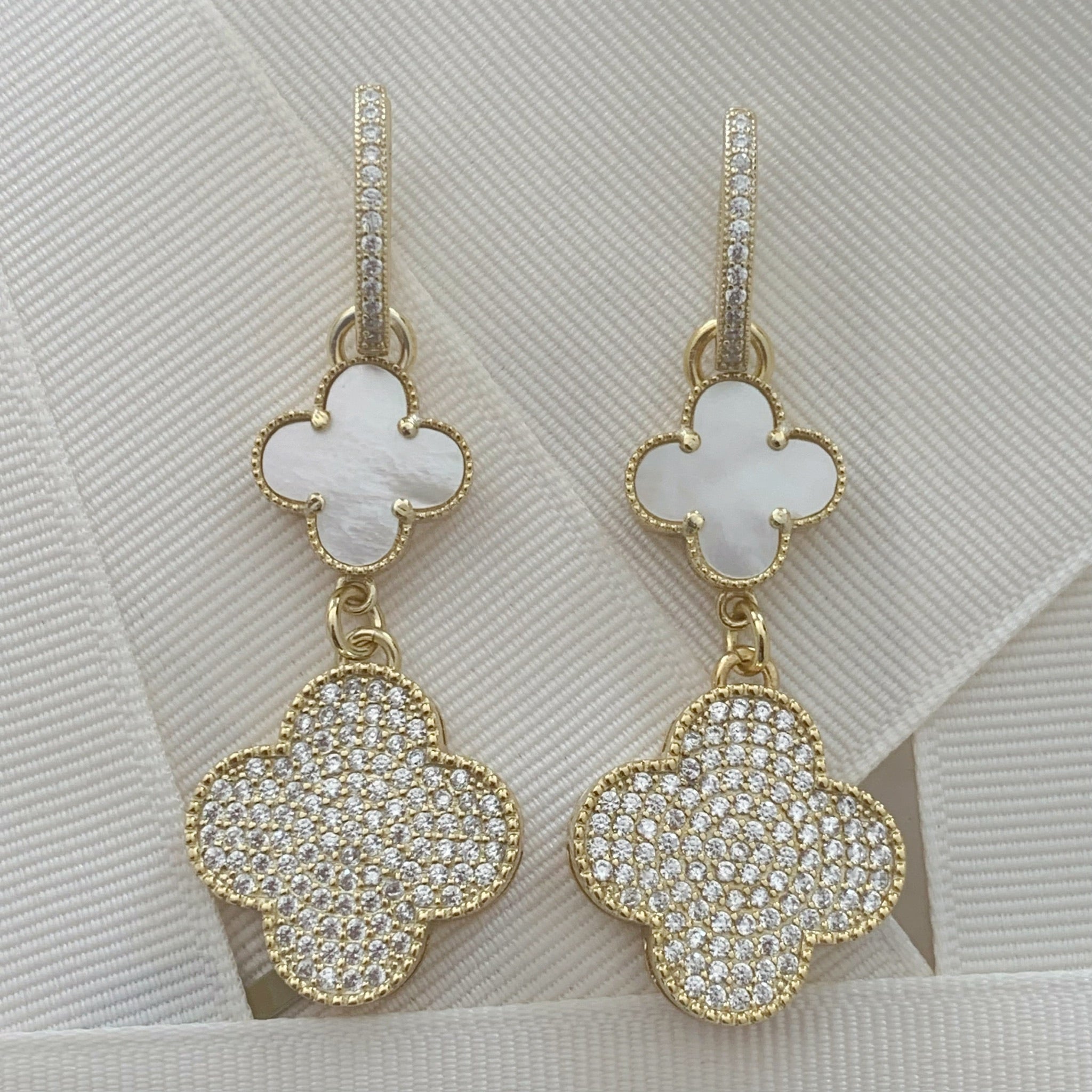 Elegantes Aretes Trébol de cuatro hojas en Madre Perla y Plata Dorada con Pave de Circonias Modelo 73-AR-L57A25