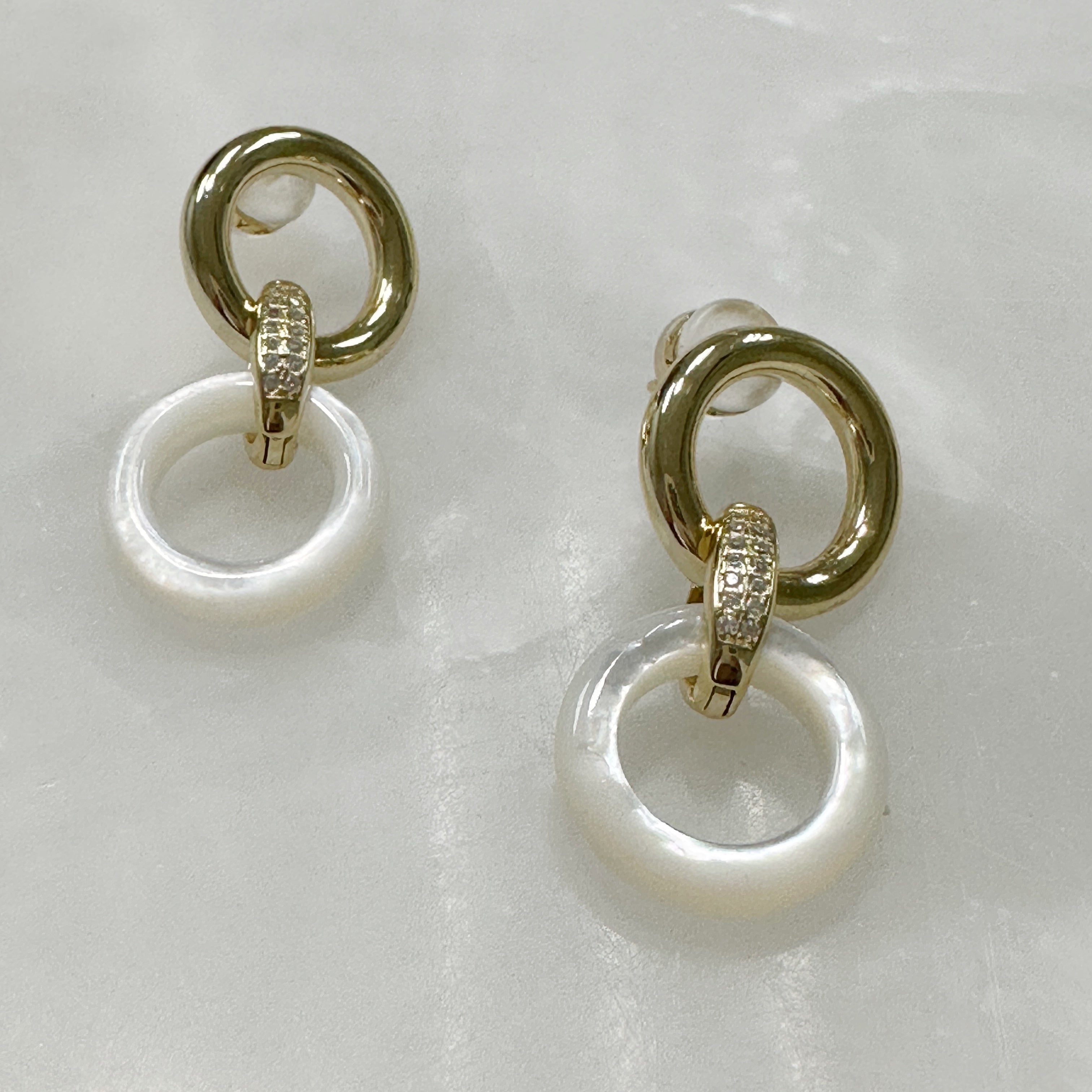 Aretes Colgantes en Madre Perla y Plata Dorada 102-AR-L40A00