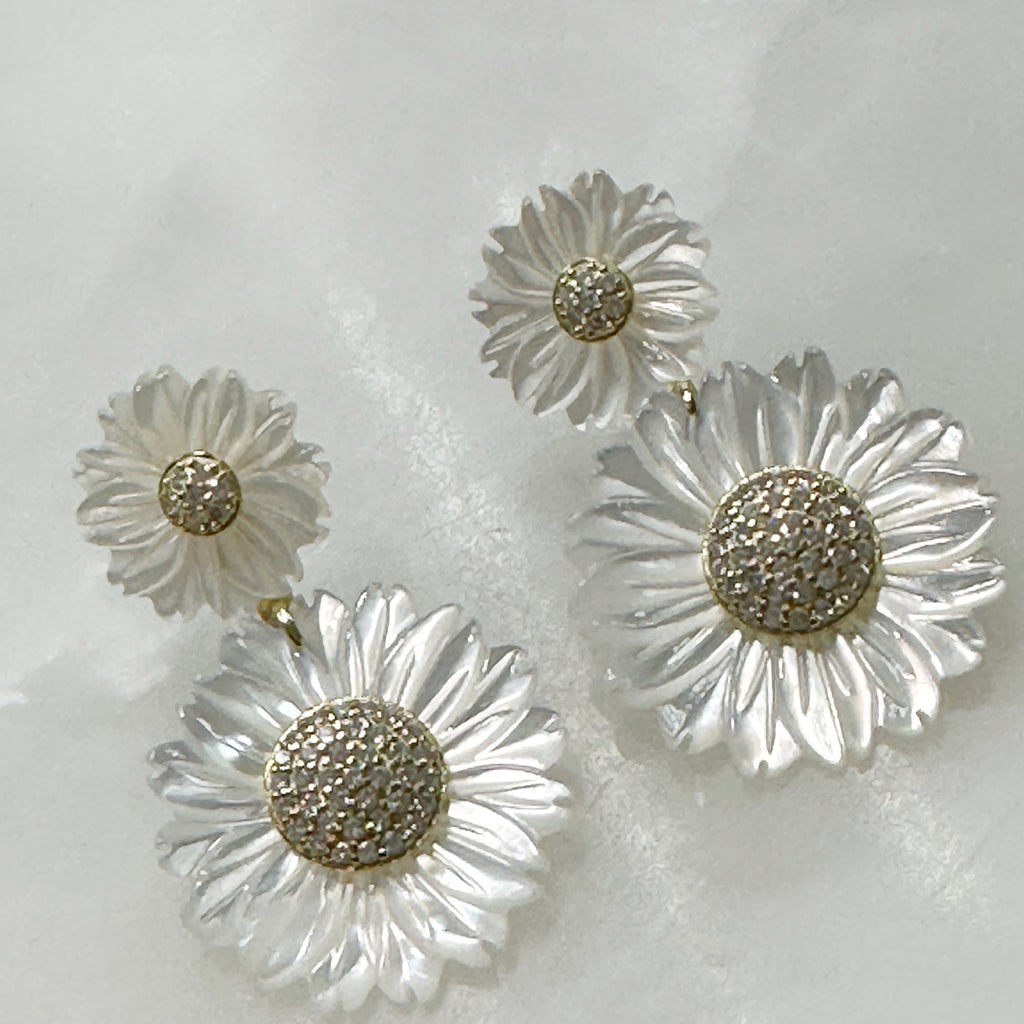 Aretes de Flores en Madre Perla y Plata Dorada 105-AR-L26A00