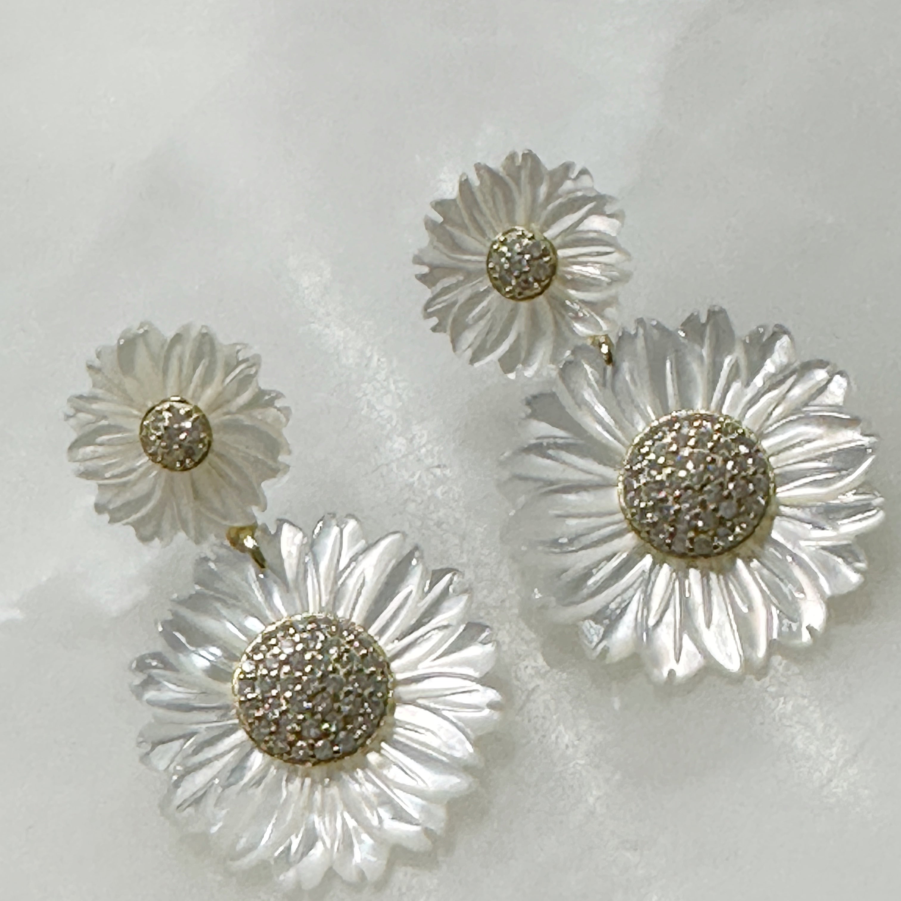 Aretes de Flores en Madre Perla y Plata Dorada 105-AR-L26A00