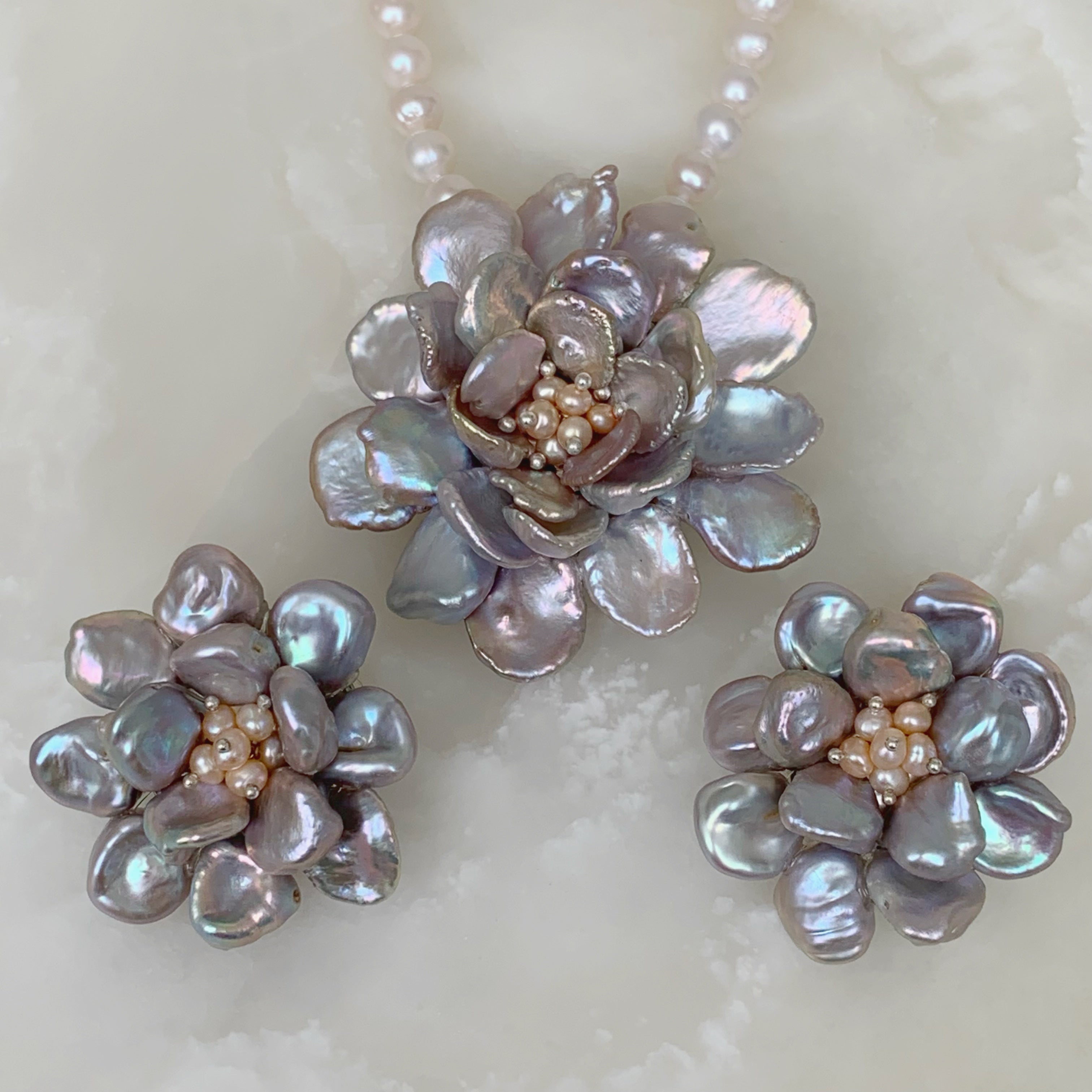 Exclusivo Juego de Collar con Dije-Prendedor y Aretes en Perla Keshi y Sterling Silver 56-CLL-L190A00