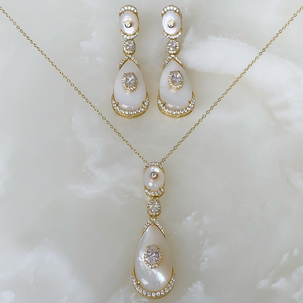 Exclusivo Juego de Cadena con Dije y Aretes en Madre Perla y Plata Dorada 65-CD-AR-L40A50-L26A50