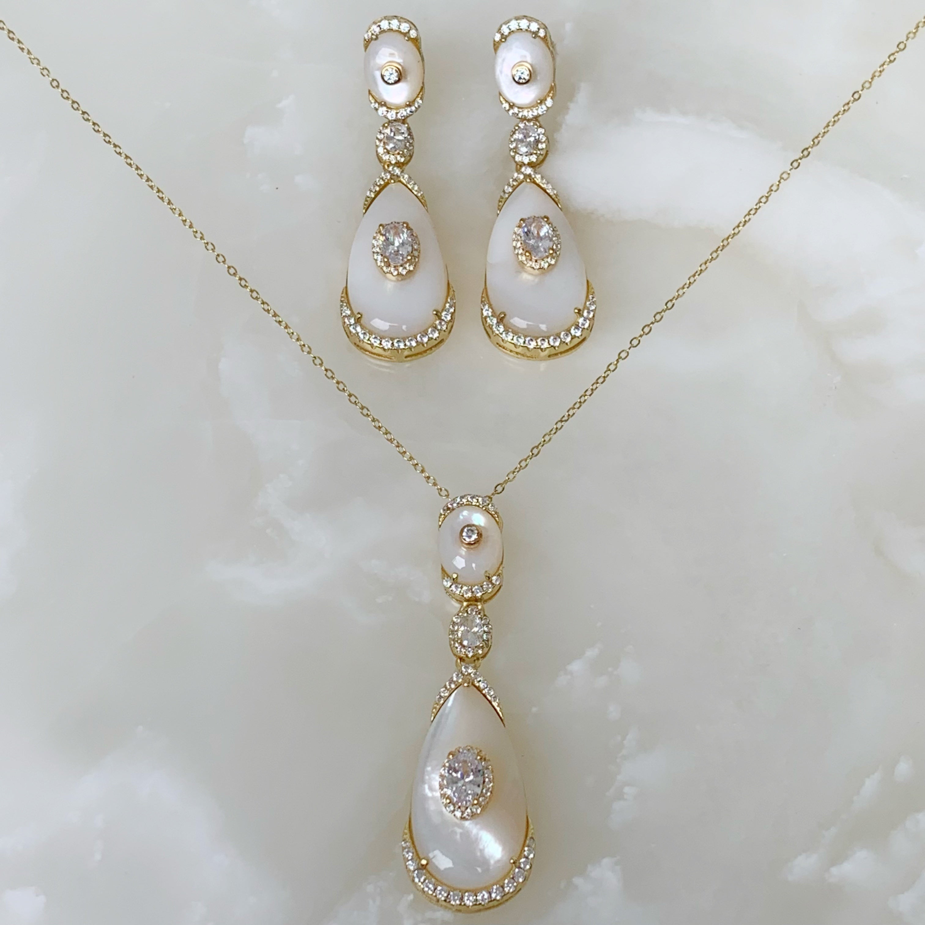 Exclusivo Juego de Cadena con Dije y Aretes en Madre Perla y Plata Dorada 65-CD-AR-L40A50-L26A50