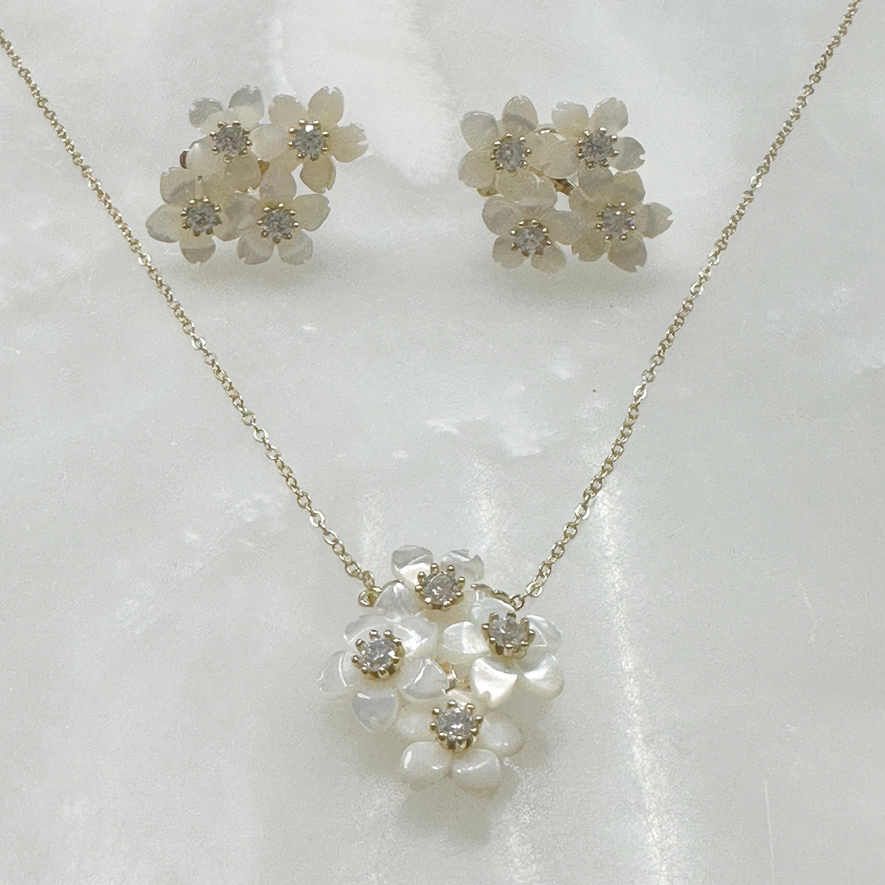 Exclusivo Juego de Cadena con Dije y Aretes en Plata Dorada 74-CD-AR-L18A50-L20A50