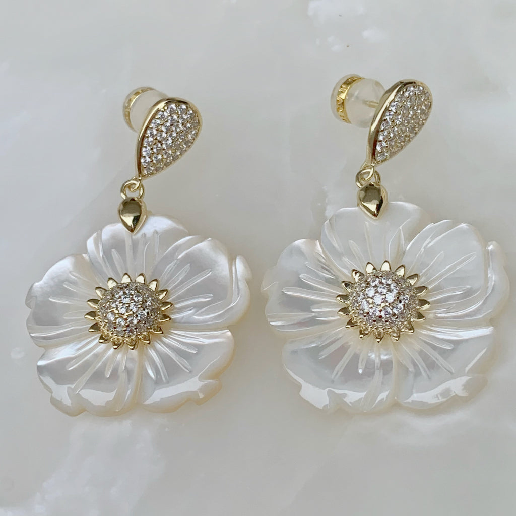 Aretes de Flor en Madre Perla y Plata Dorada Modelo 83-AR-L38A00