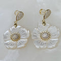 Aretes de Flor en Madre Perla y Plata Dorada Modelo 83-AR-L38A00