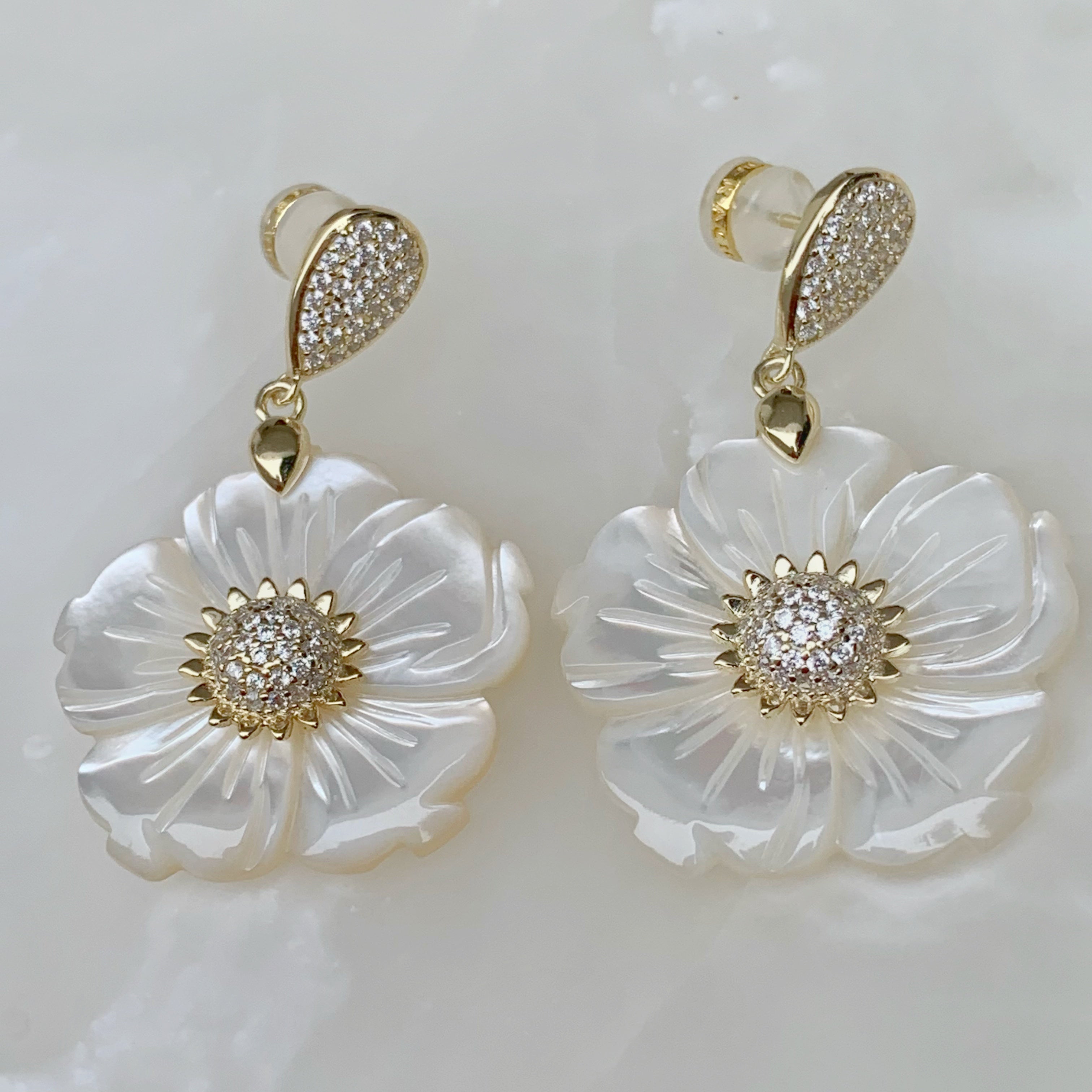 Aretes de Flor en Madre Perla y Plata Dorada Modelo 83-AR-L38A00