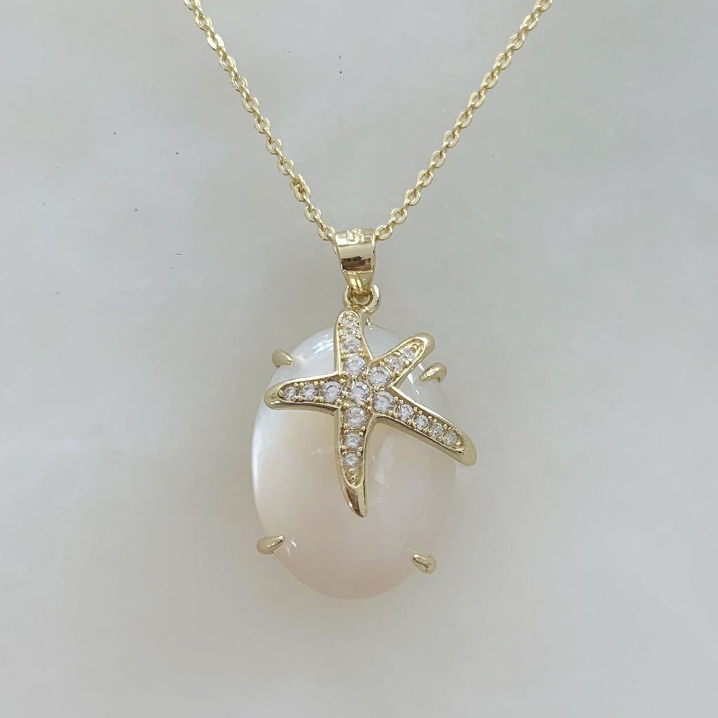 Bonita Cadena con Dije en Madre Perla con Estrella de Mar en Plata Dorada con circonias 36-PCE-L20