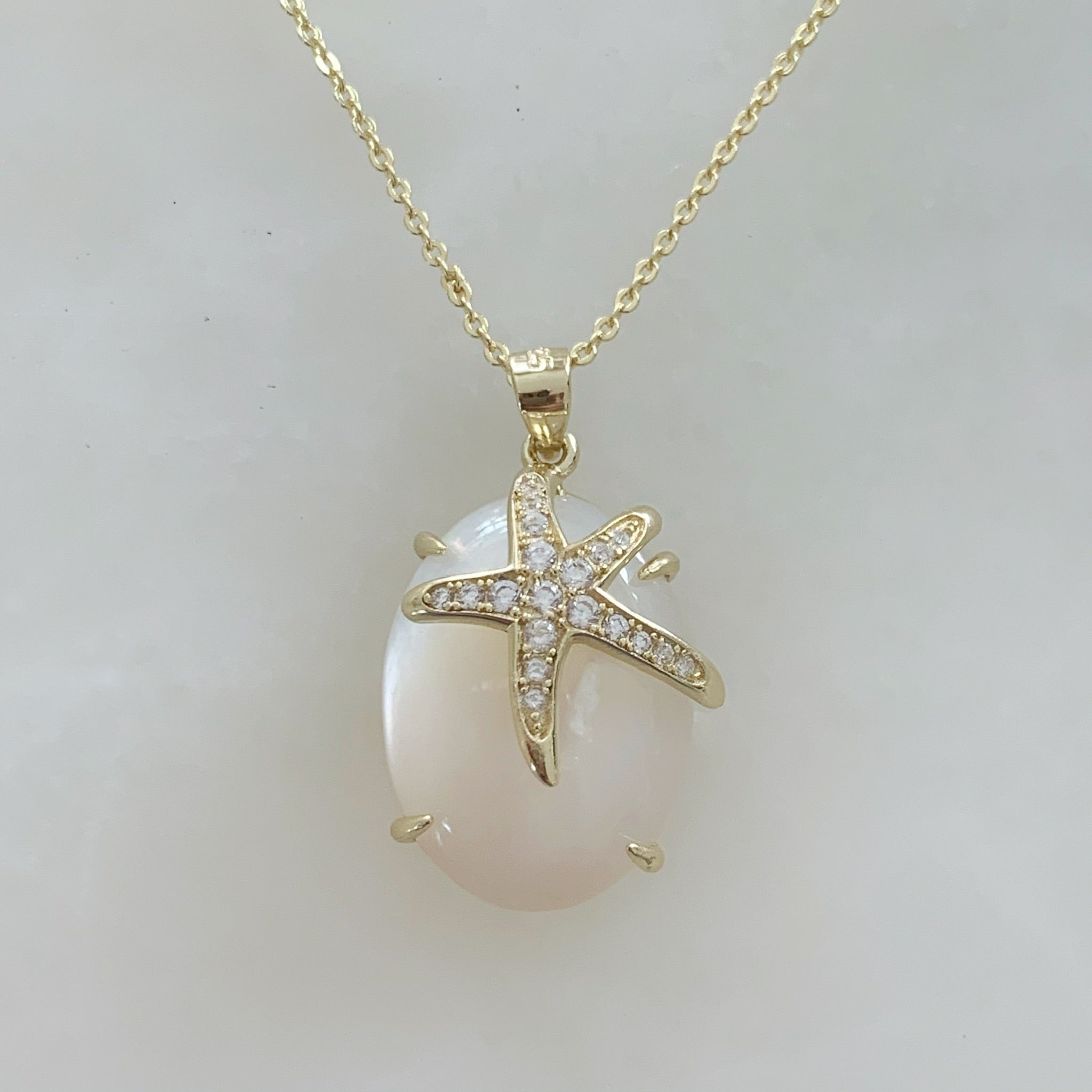 Bonita Cadena con Dije en Madre Perla con Estrella de Mar en Plata Dorada con circonias 36-PCE-L20