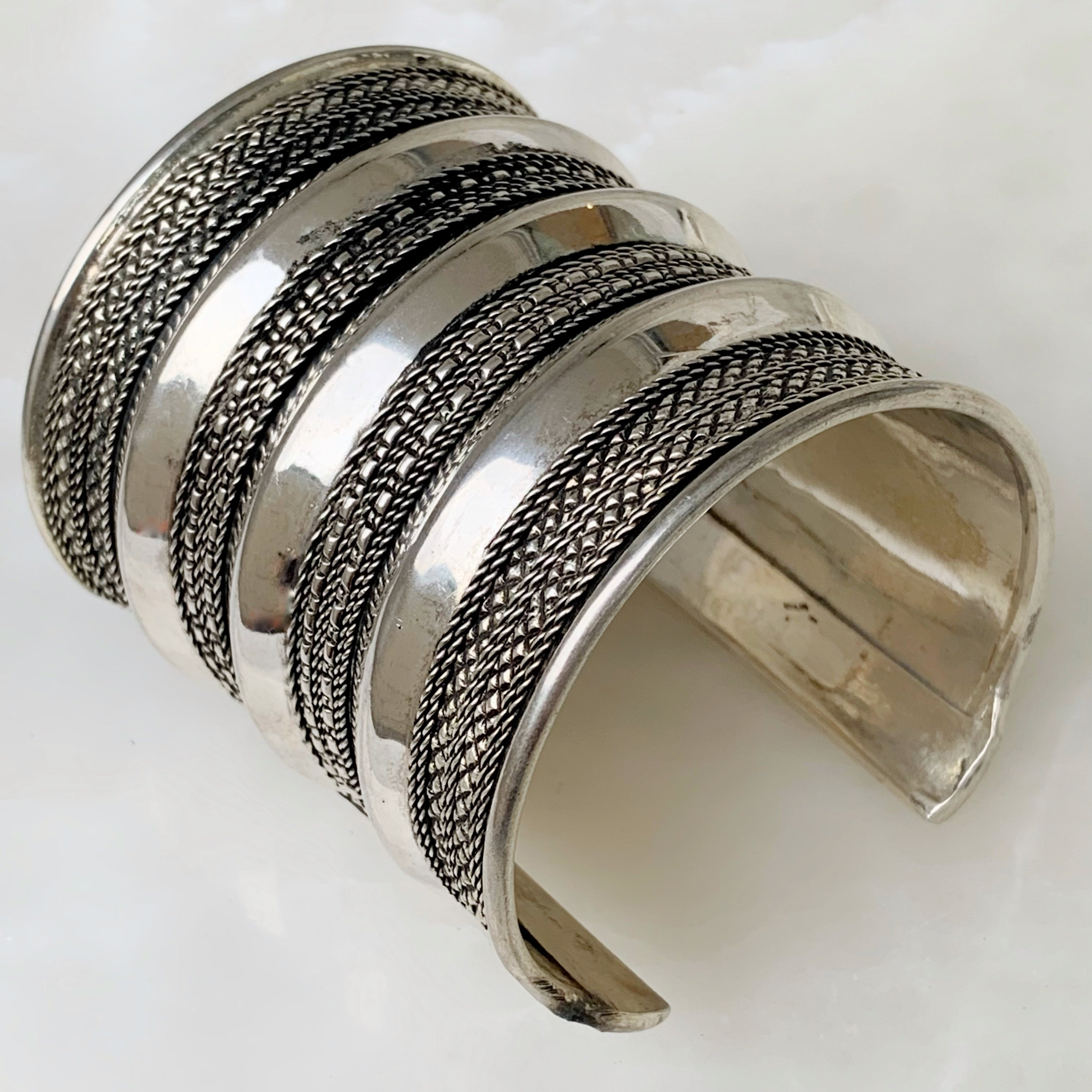 Hermoso Brazalete de Nepal en Brass 03-BNB-L8A00