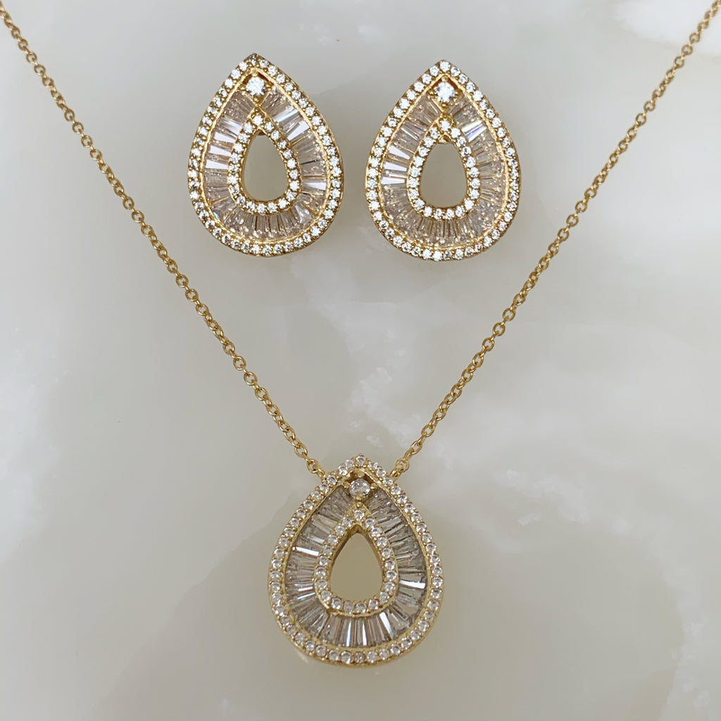 Exquisito Juego de Cadena con Dije y Aretes en Plata Dorada 63-CD-AR-L27A25-L17A75
